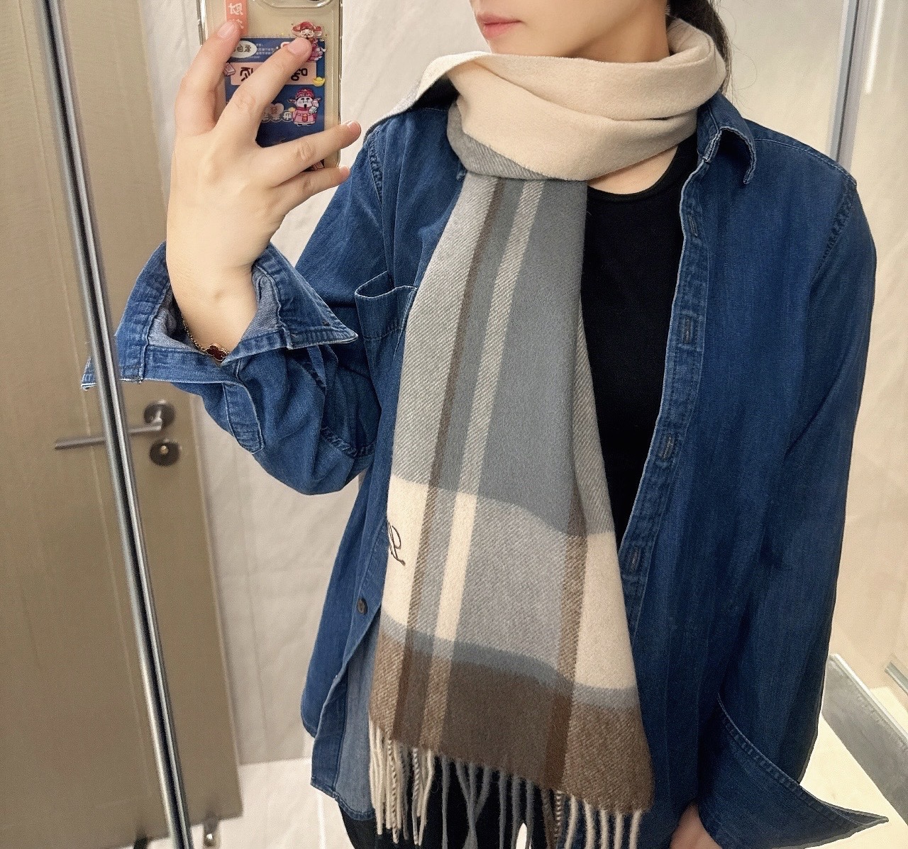 P150 PL P【男女围巾】怒赞自留,难得的高端男款!家属福利!巴宝莉非常正的男士围巾~面料大爱,非常柔软细腻舒服,轻度水波纹!大气简约,超级好看的男神配色,任何男生都会喜欢的款吧,小小Logo非常精致的点缀,有质感不张扬~大货几个月前已装船发走~尾单余一丢丢福利大家~规格30*180(含穗子总长180cm),搭配正装或者搭配休闲装都很合适~对折挂围或者绕圈围都完全可以,绅士有型~有温度的风度!