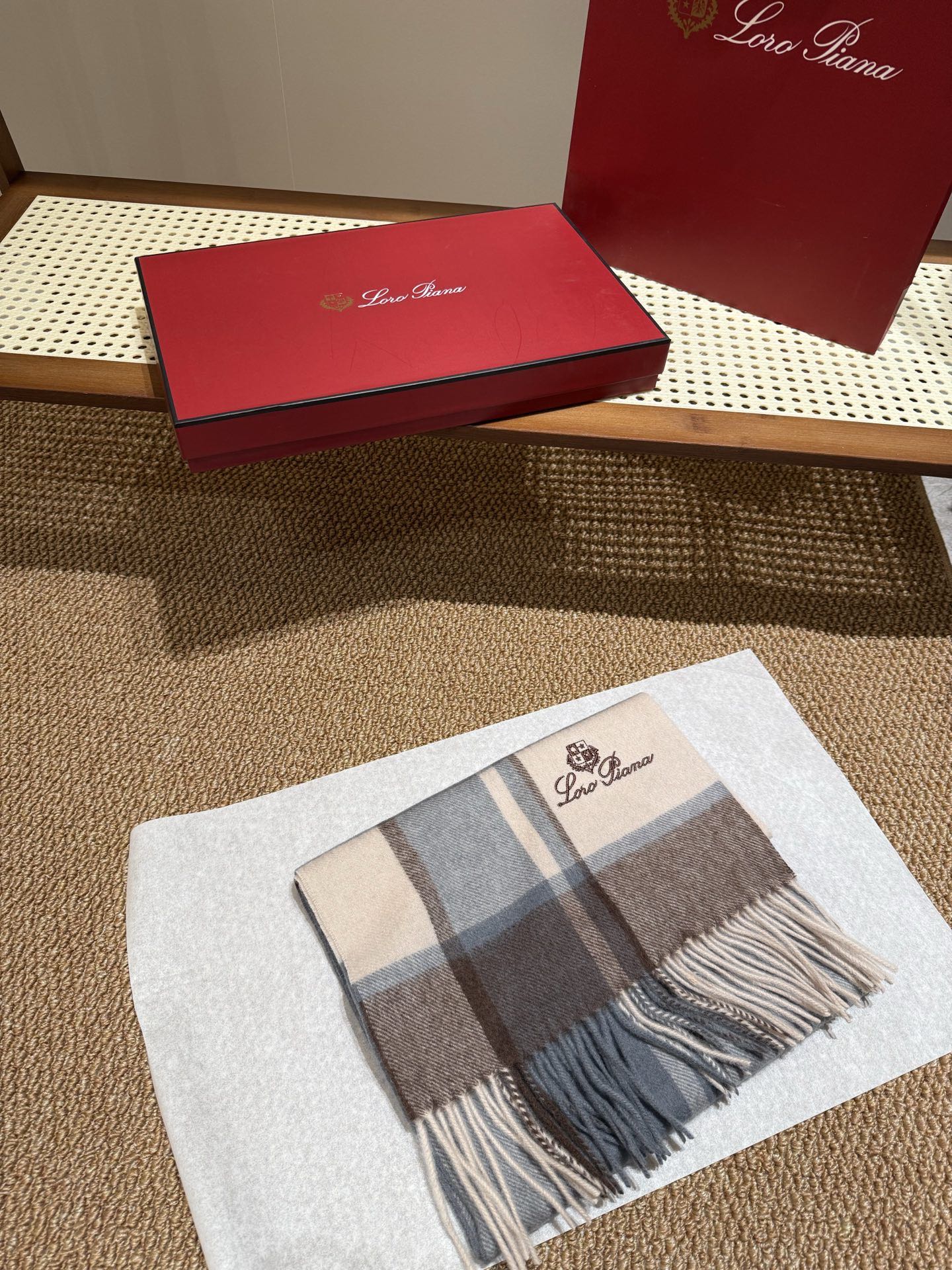 P150 PL P【男女围巾】怒赞自留,难得的高端男款!家属福利!巴宝莉非常正的男士围巾~面料大爱,非常柔软细腻舒服,轻度水波纹!大气简约,超级好看的男神配色,任何男生都会喜欢的款吧,小小Logo非常精致的点缀,有质感不张扬~大货几个月前已装船发走~尾单余一丢丢福利大家~规格30*180(含穗子总长180cm),搭配正装或者搭配休闲装都很合适~对折挂围或者绕圈围都完全可以,绅士有型~有温度的风度!