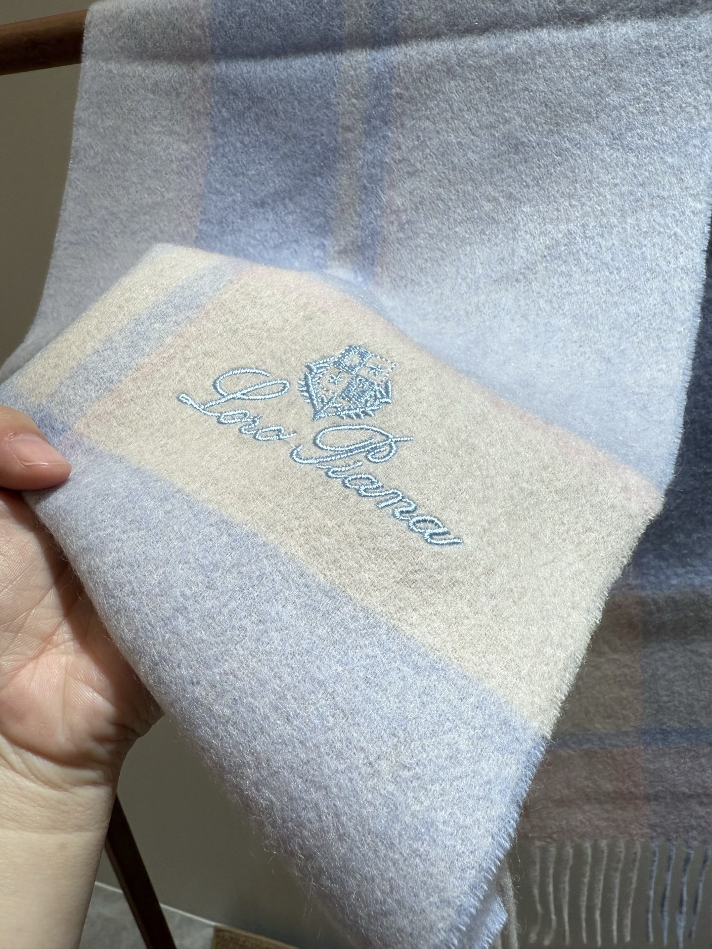 P150 PL P【男女围巾】怒赞自留,难得的高端男款!家属福利!巴宝莉非常正的男士围巾~面料大爱,非常柔软细腻舒服,轻度水波纹!大气简约,超级好看的男神配色,任何男生都会喜欢的款吧,小小Logo非常精致的点缀,有质感不张扬~大货几个月前已装船发走~尾单余一丢丢福利大家~规格30*180(含穗子总长180cm),搭配正装或者搭配休闲装都很合适~对折挂围或者绕圈围都完全可以,绅士有型~有温度的风度!