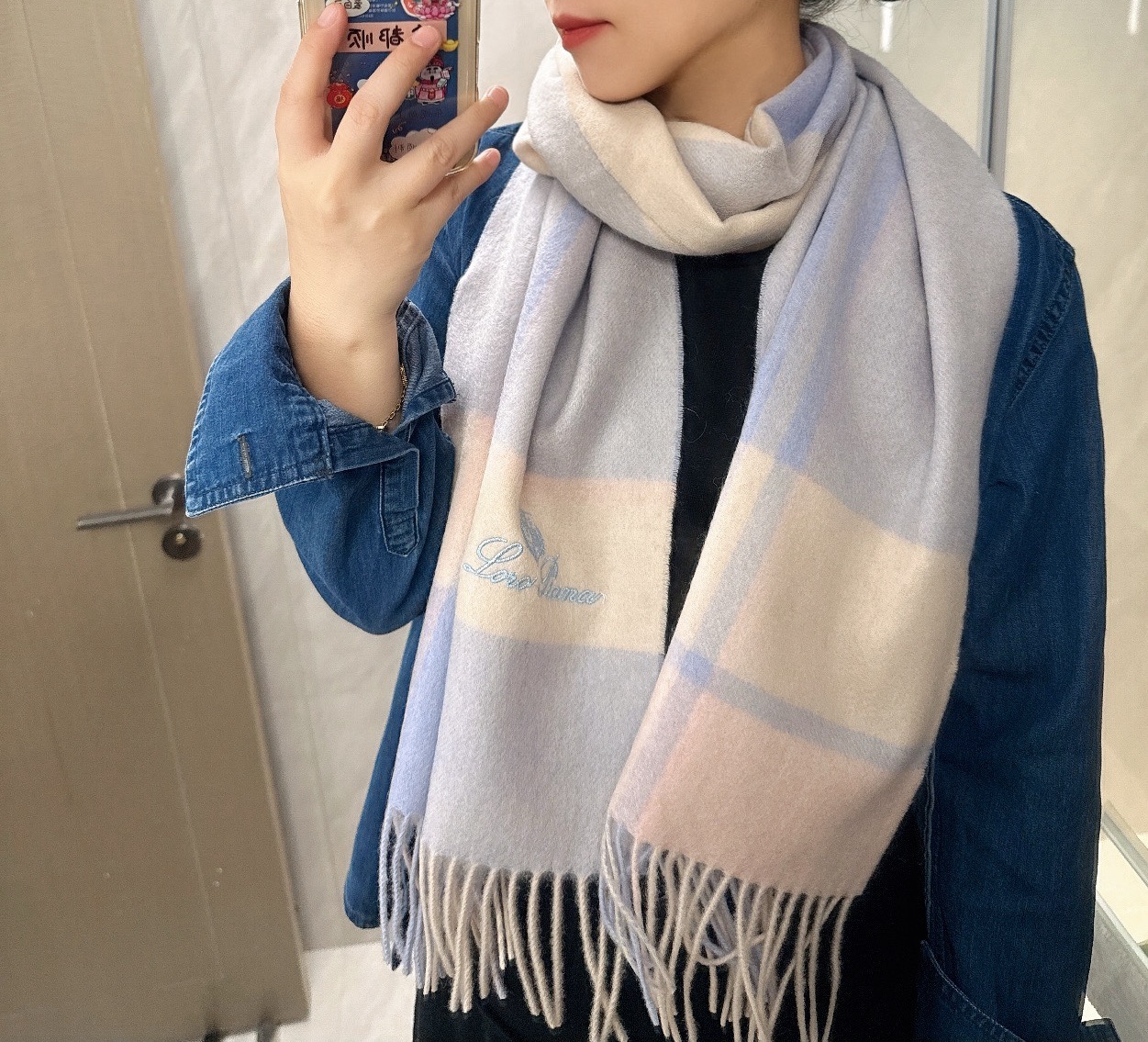 P150 PL P【男女围巾】怒赞自留,难得的高端男款!家属福利!巴宝莉非常正的男士围巾~面料大爱,非常柔软细腻舒服,轻度水波纹!大气简约,超级好看的男神配色,任何男生都会喜欢的款吧,小小Logo非常精致的点缀,有质感不张扬~大货几个月前已装船发走~尾单余一丢丢福利大家~规格30*180(含穗子总长180cm),搭配正装或者搭配休闲装都很合适~对折挂围或者绕圈围都完全可以,绅士有型~有温度的风度!