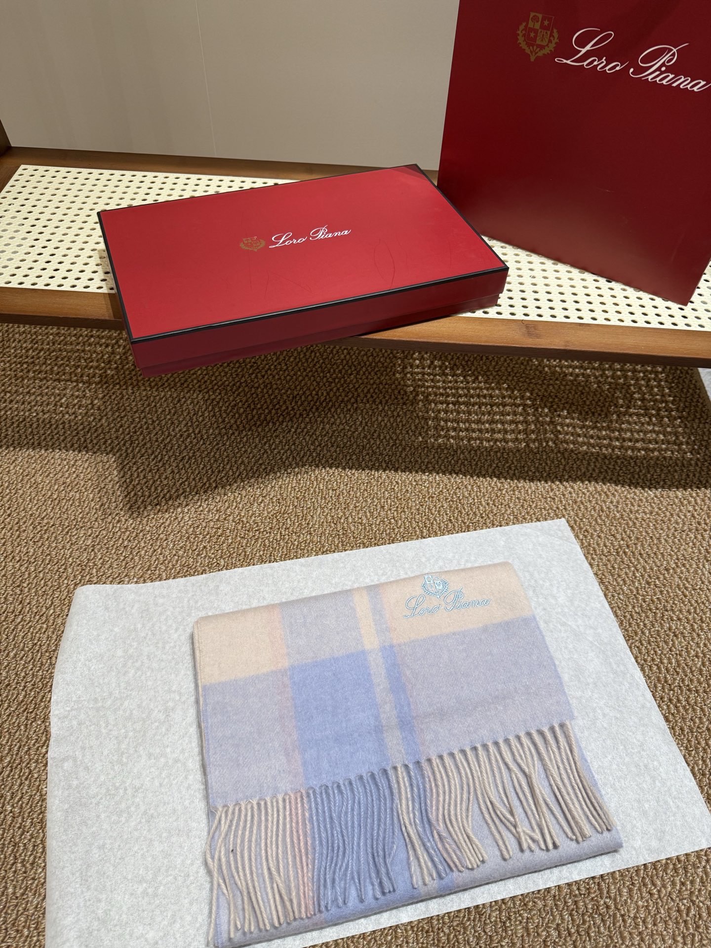 P150 PL P【男女围巾】怒赞自留,难得的高端男款!家属福利!巴宝莉非常正的男士围巾~面料大爱,非常柔软细腻舒服,轻度水波纹!大气简约,超级好看的男神配色,任何男生都会喜欢的款吧,小小Logo非常精致的点缀,有质感不张扬~大货几个月前已装船发走~尾单余一丢丢福利大家~规格30*180(含穗子总长180cm),搭配正装或者搭配休闲装都很合适~对折挂围或者绕圈围都完全可以,绅士有型~有温度的风度!