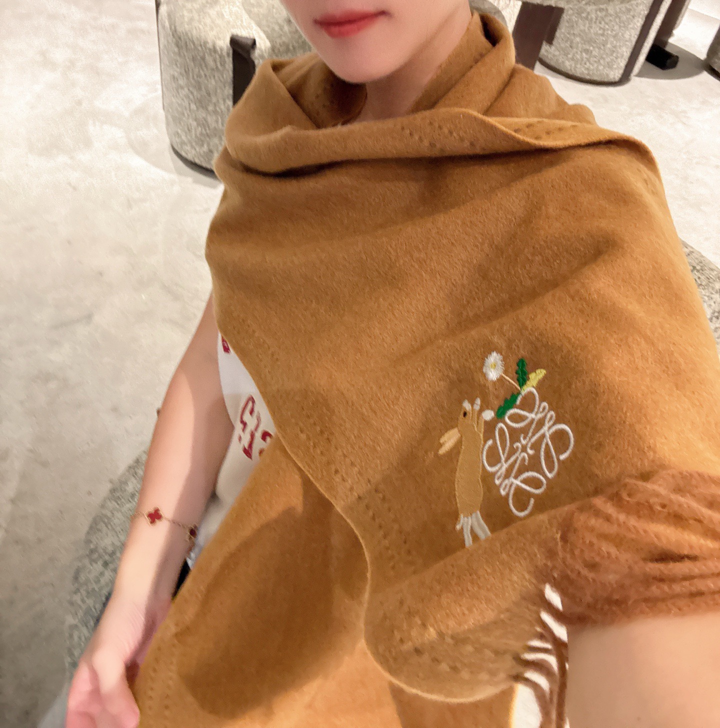 P150 P罗意威🏖️【男女围巾】怒赞自留,难得的高端男款!家属福利!巴宝莉非常正的男士围巾~面料大爱,非常柔软细腻舒服,轻度水波纹!大气简约,超级好看的男神配色,任何男生都会喜欢的款吧,小小Logo非常精致的点缀,有质感不张扬~大货几个月前已装船发走~尾单余一丢丢福利大家~规格30*180(含穗子总长180cm),搭配正装或者搭配休闲装都很合适~对折挂围或者绕圈围都完全可以,绅士有型~有温度的风度