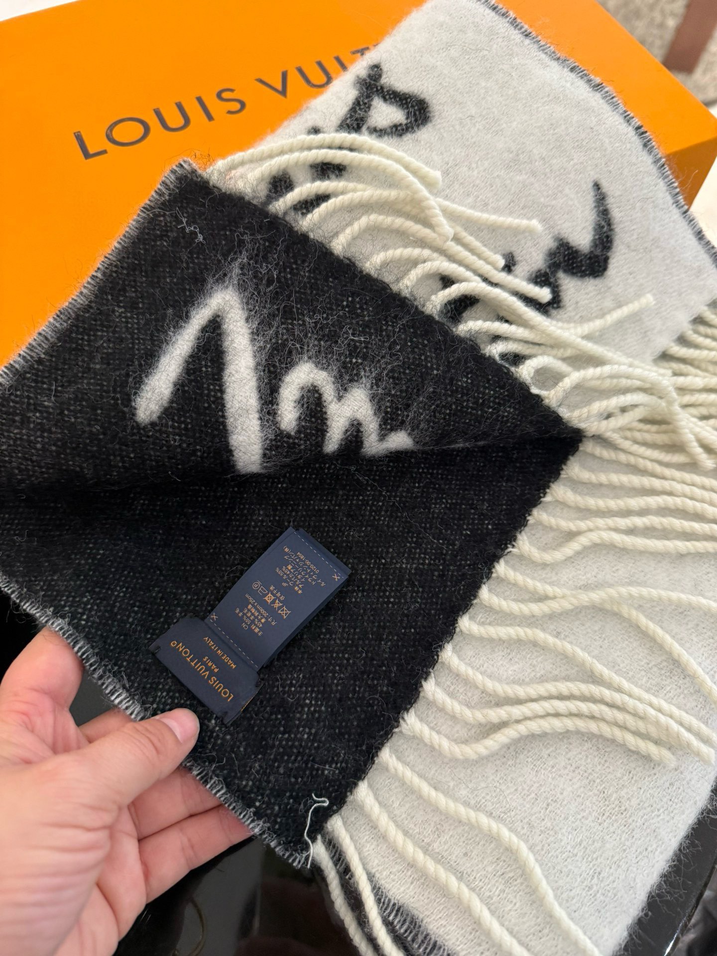 P175 P大驴家25年最美的围巾没有之一，独家首发，Fluffygram 围巾取材羊驼毛和绵羊毛混纺，以拉绒处理营造舒适暖意。手写体路易威登标识点睛一隅，为日常造型注入潮流格调。
规格25 x 220 厘米
(高 x 长度)
58% 绵羊毛，42% 羊驼毛
提花织纹
路易威登标识织纹
流苏饰边.