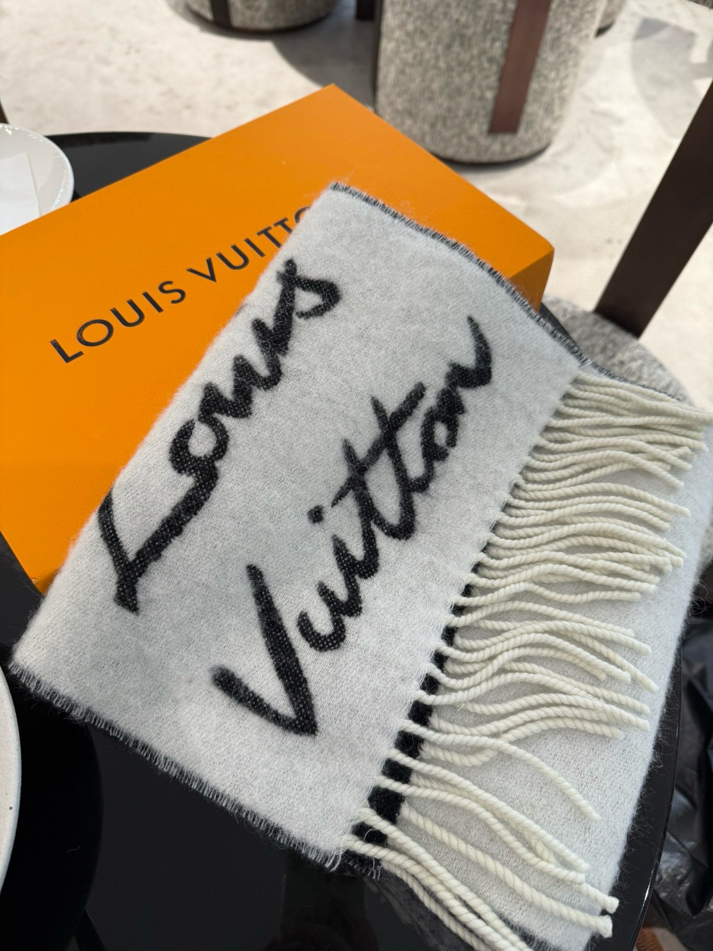 P175 P大驴家25年最美的围巾没有之一，独家首发，Fluffygram 围巾取材羊驼毛和绵羊毛混纺，以拉绒处理营造舒适暖意。手写体路易威登标识点睛一隅，为日常造型注入潮流格调。
规格25 x 220 厘米
(高 x 长度)
58% 绵羊毛，42% 羊驼毛
提花织纹
路易威登标识织纹
流苏饰边.