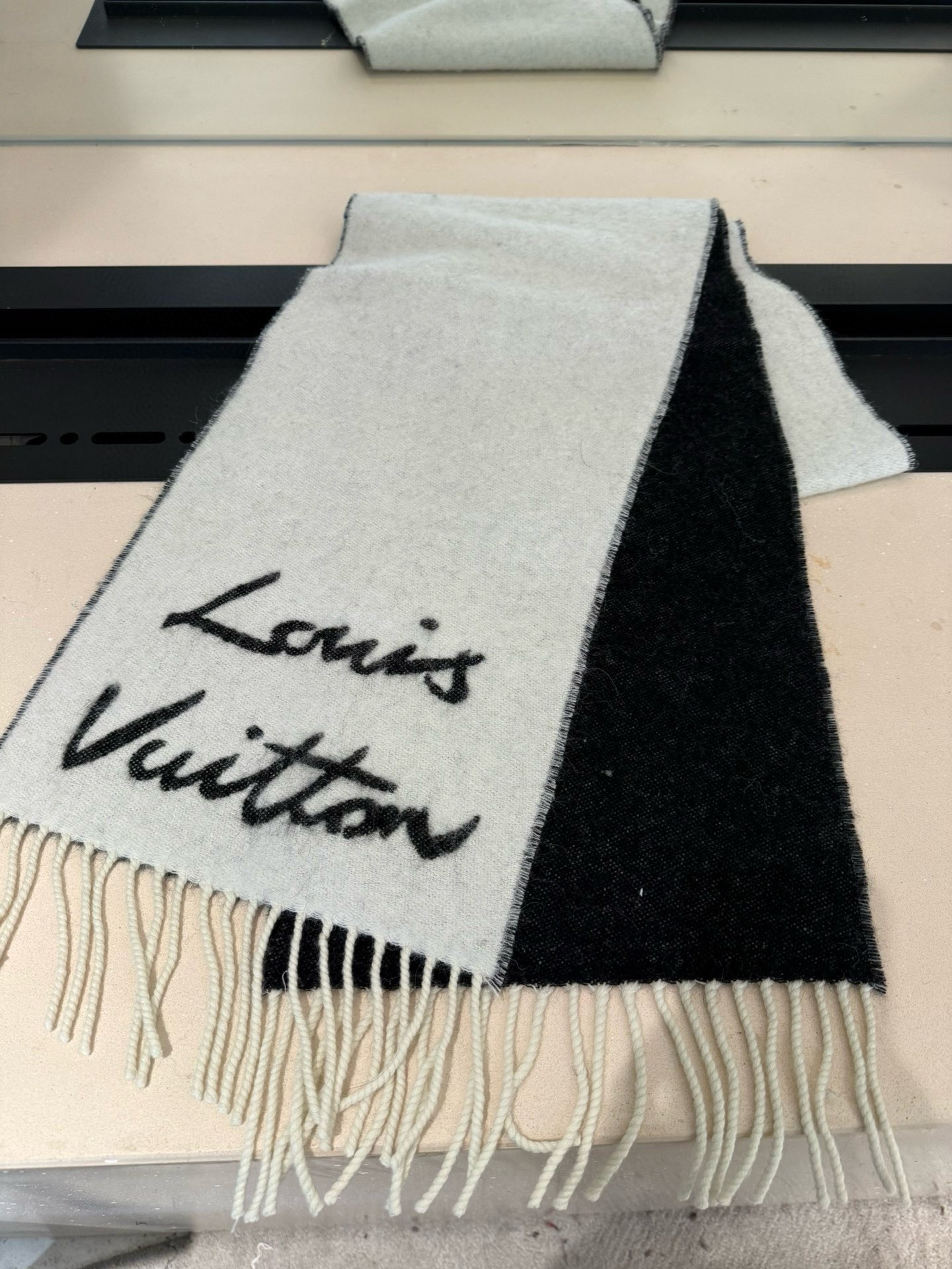 P175 P大驴家25年最美的围巾没有之一，独家首发，Fluffygram 围巾取材羊驼毛和绵羊毛混纺，以拉绒处理营造舒适暖意。手写体路易威登标识点睛一隅，为日常造型注入潮流格调。
规格25 x 220 厘米
(高 x 长度)
58% 绵羊毛，42% 羊驼毛
提花织纹
路易威登标识织纹
流苏饰边.