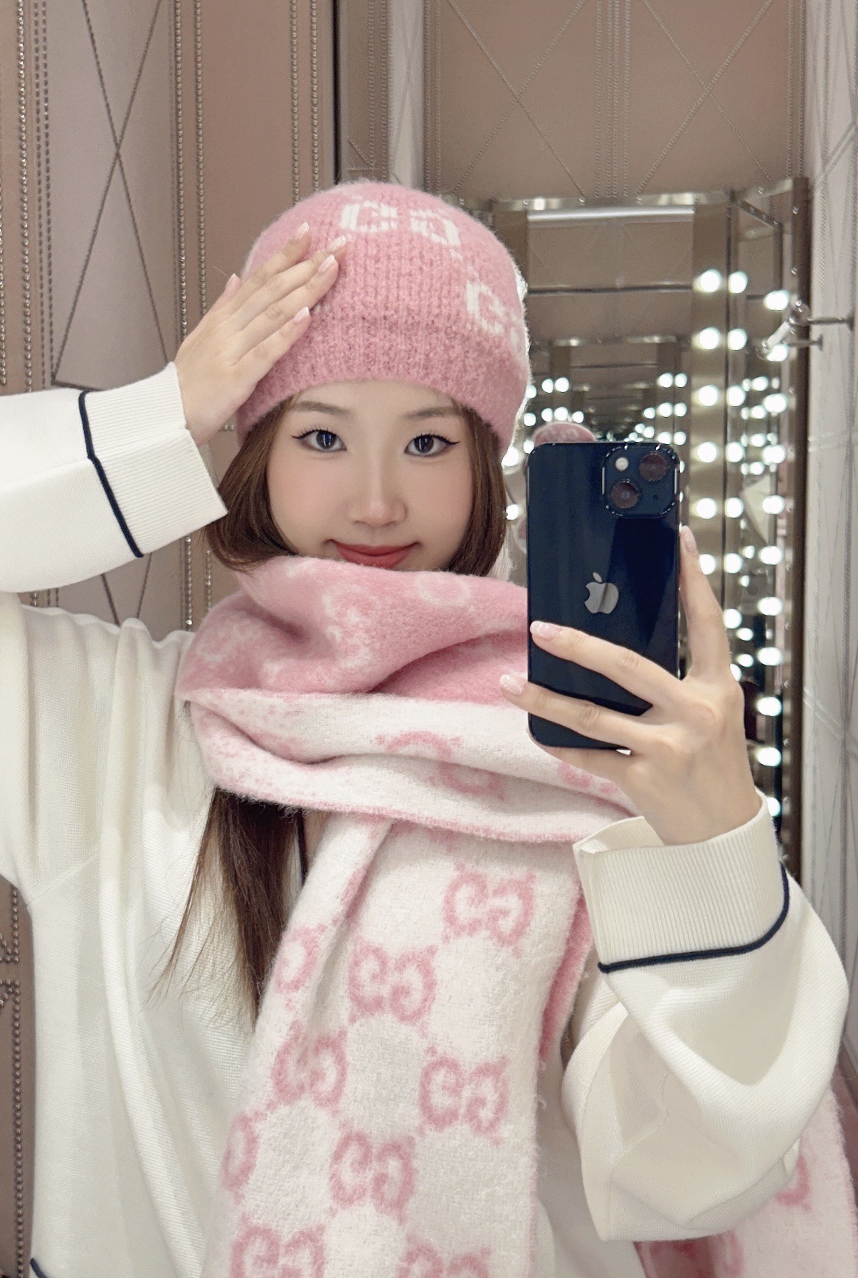 P180 PGucci渐变色围巾🧣＂2026早春系列女士软配饰焕新诠释品牌标志性图案。这款围巾以羊驼毛混纺面料打造，匠心缀饰GG图案。
GG羊驼毛羊毛混纺提花面料
流苏滚边
200厘米（长）x37厘米（宽）＂