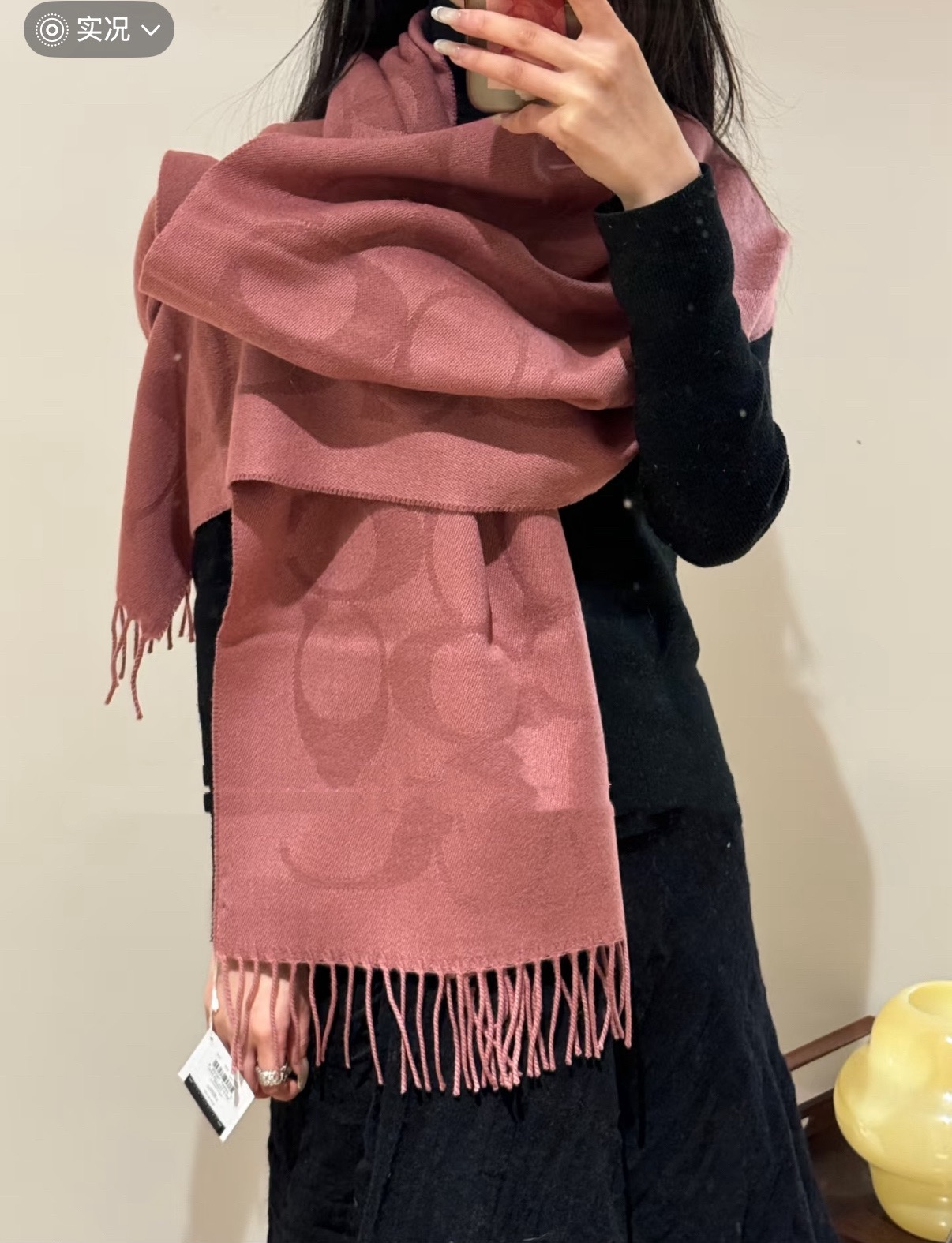 P145 P蔻驰 2025年新款到!Coach爆款!6色披肩也太好看了吧!不仅有颜值还有品质,手感超级软糯和舒服,尺寸195×53cm,整体宽度还可以,算是个小披肩。正反面做的互补色,一面是深色logo搭配浅色底,另一面是相反色,秋冬围巾一定要冲这一条!.