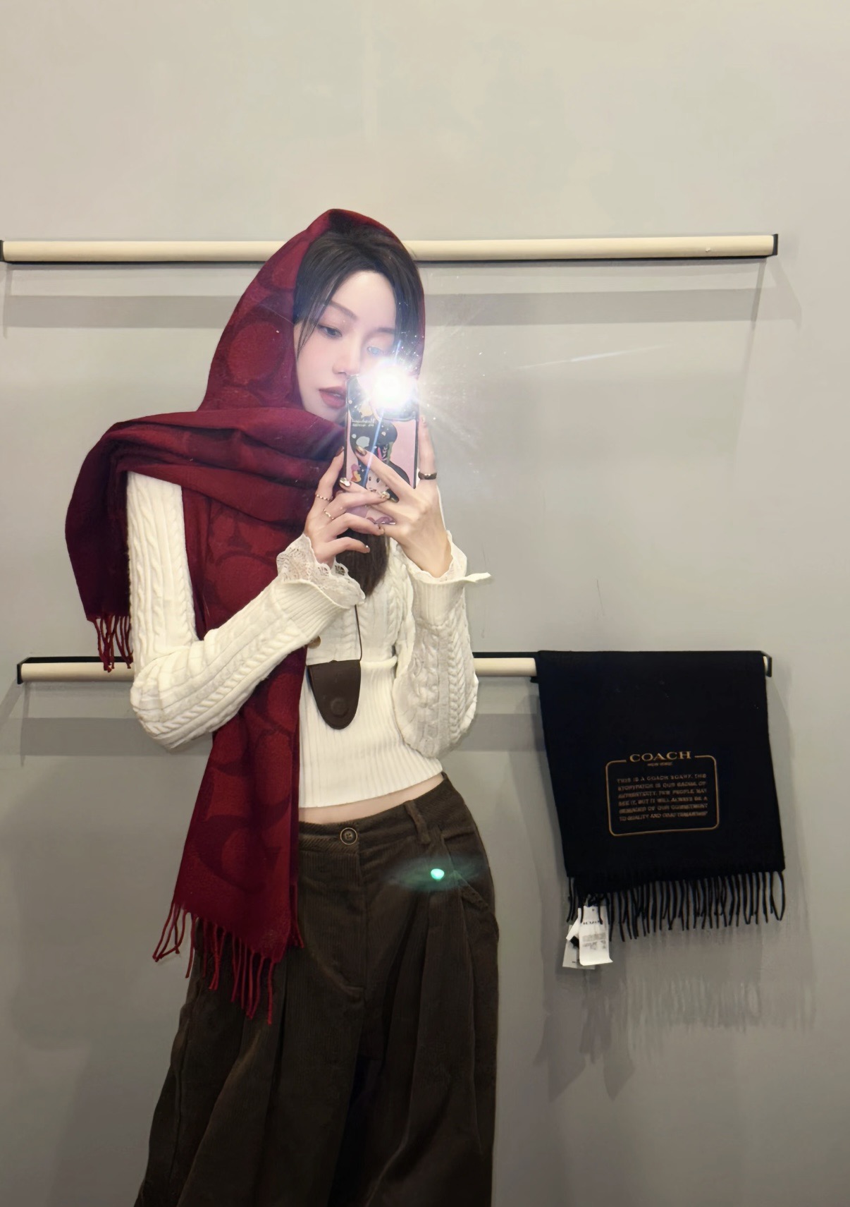 P145 P蔻驰 2025年新款到!Coach爆款!6色披肩也太好看了吧!不仅有颜值还有品质,手感超级软糯和舒服,尺寸195×53cm,整体宽度还可以,算是个小披肩。正反面做的互补色,一面是深色logo搭配浅色底,另一面是相反色,秋冬围巾一定要冲这一条!.