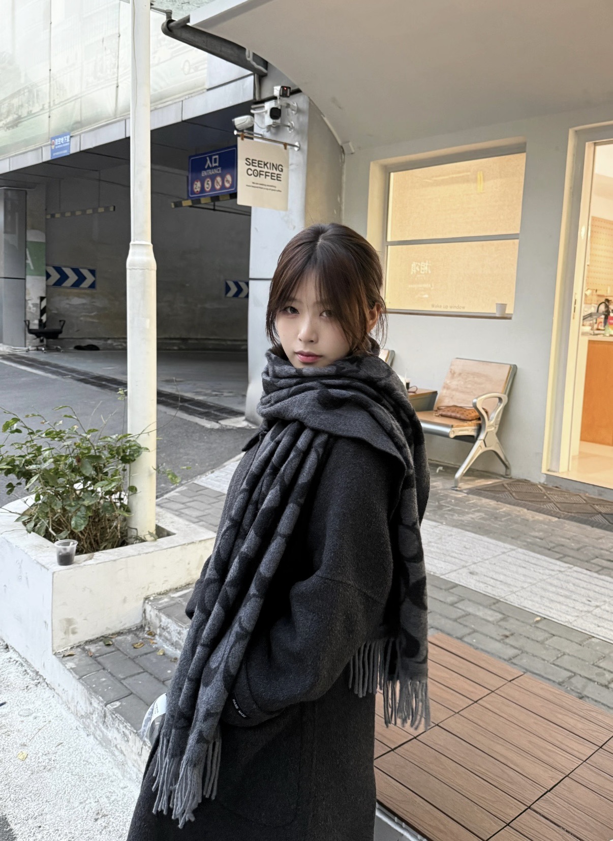 P145 P蔻驰 2025年新款到!Coach爆款!6色披肩也太好看了吧!不仅有颜值还有品质,手感超级软糯和舒服,尺寸195×53cm,整体宽度还可以,算是个小披肩。正反面做的互补色,一面是深色logo搭配浅色底,另一面是相反色,秋冬围巾一定要冲这一条!.