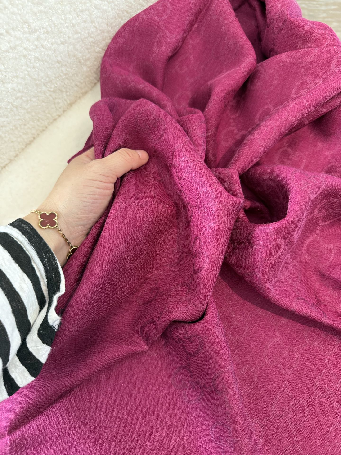 P170 P重磅‼️Gucci经典披肩款,大尺寸G专柜的常青树款。品质极好的,❗️经典双G提花图案风靡了全世界❗️女人的衣柜里面绝对不能少的一件单品,但是你千万别拿某宝廉价的货色来磕碜自己❗️既然选择这种经典披肩,你就一定选择有灵魂的东西❗️精工高密度字体无比清晰 面料为最顶级高原开司米尔羊毛真丝(和专柜一样) 手感柔软丝滑 奢华有质感!这款披肩将真丝与羊毛相混搭,质地柔软而温暖,经典而永不过时。❗️70x200cm!.