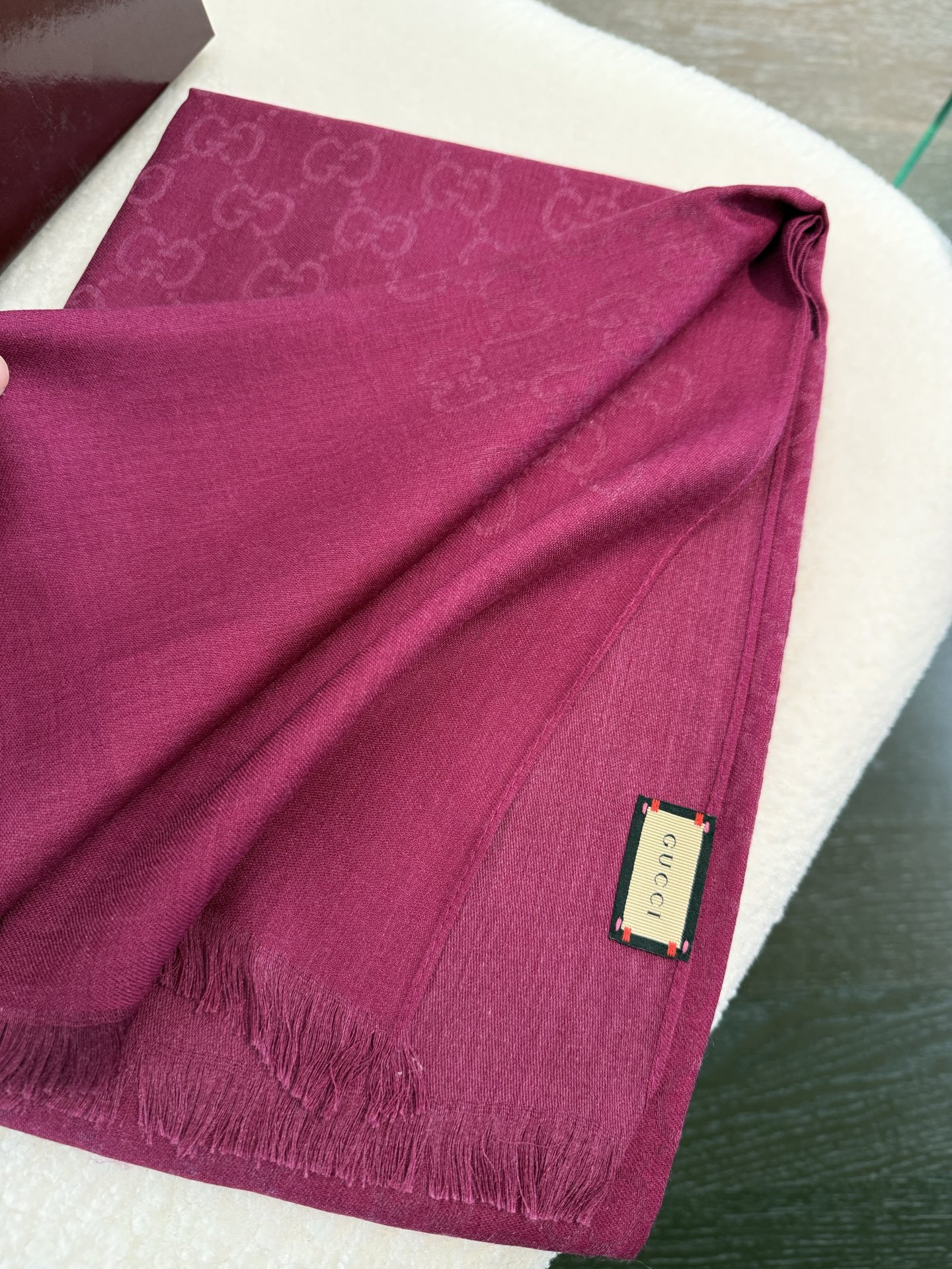 P170 P重磅‼️Gucci经典披肩款,大尺寸G专柜的常青树款。品质极好的,❗️经典双G提花图案风靡了全世界❗️女人的衣柜里面绝对不能少的一件单品,但是你千万别拿某宝廉价的货色来磕碜自己❗️既然选择这种经典披肩,你就一定选择有灵魂的东西❗️精工高密度字体无比清晰 面料为最顶级高原开司米尔羊毛真丝(和专柜一样) 手感柔软丝滑 奢华有质感!这款披肩将真丝与羊毛相混搭,质地柔软而温暖,经典而永不过时。❗️70x200cm!.