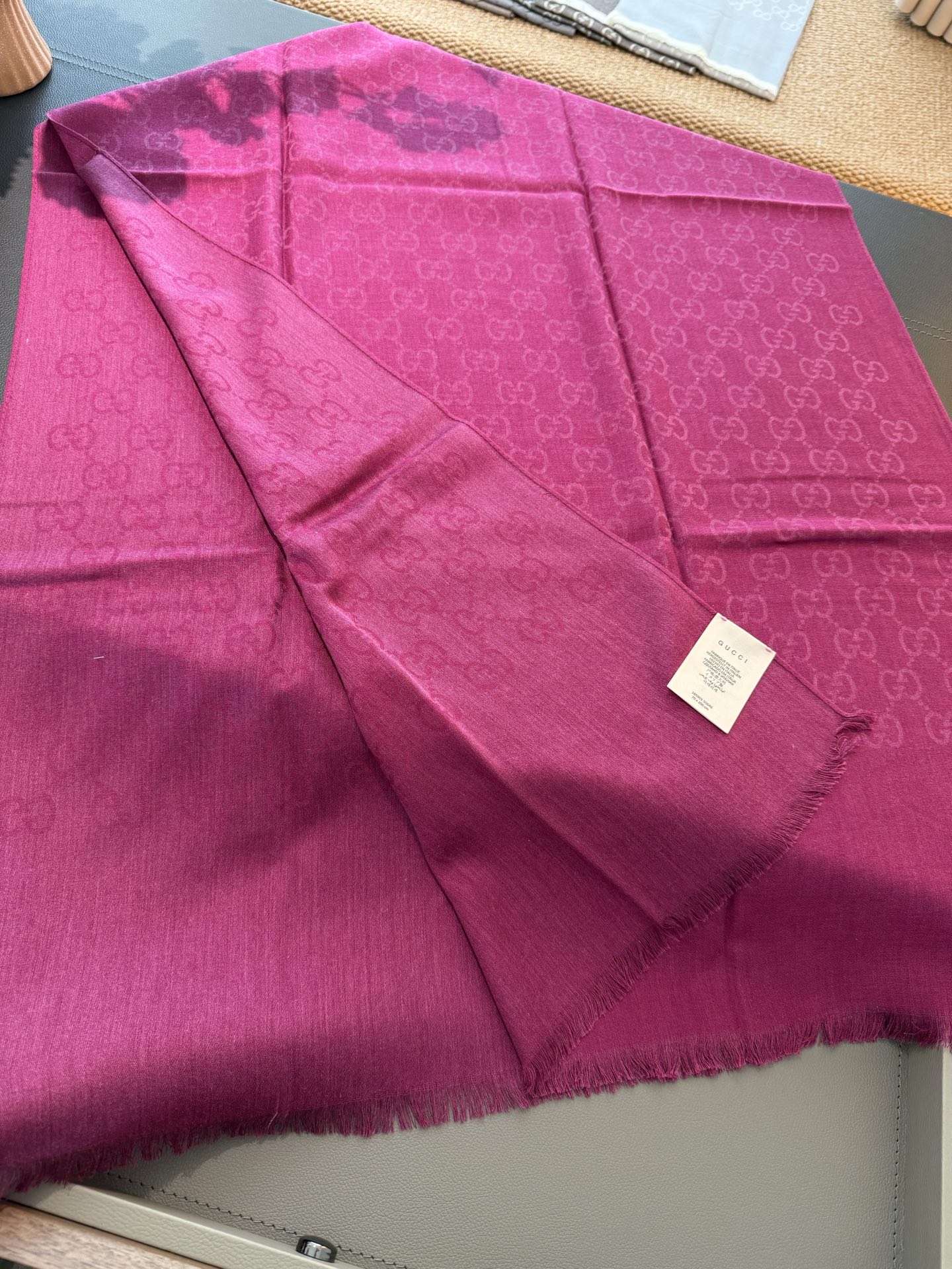 P170 P重磅‼️Gucci经典披肩款,大尺寸G专柜的常青树款。品质极好的,❗️经典双G提花图案风靡了全世界❗️女人的衣柜里面绝对不能少的一件单品,但是你千万别拿某宝廉价的货色来磕碜自己❗️既然选择这种经典披肩,你就一定选择有灵魂的东西❗️精工高密度字体无比清晰 面料为最顶级高原开司米尔羊毛真丝(和专柜一样) 手感柔软丝滑 奢华有质感!这款披肩将真丝与羊毛相混搭,质地柔软而温暖,经典而永不过时。❗️70x200cm!.