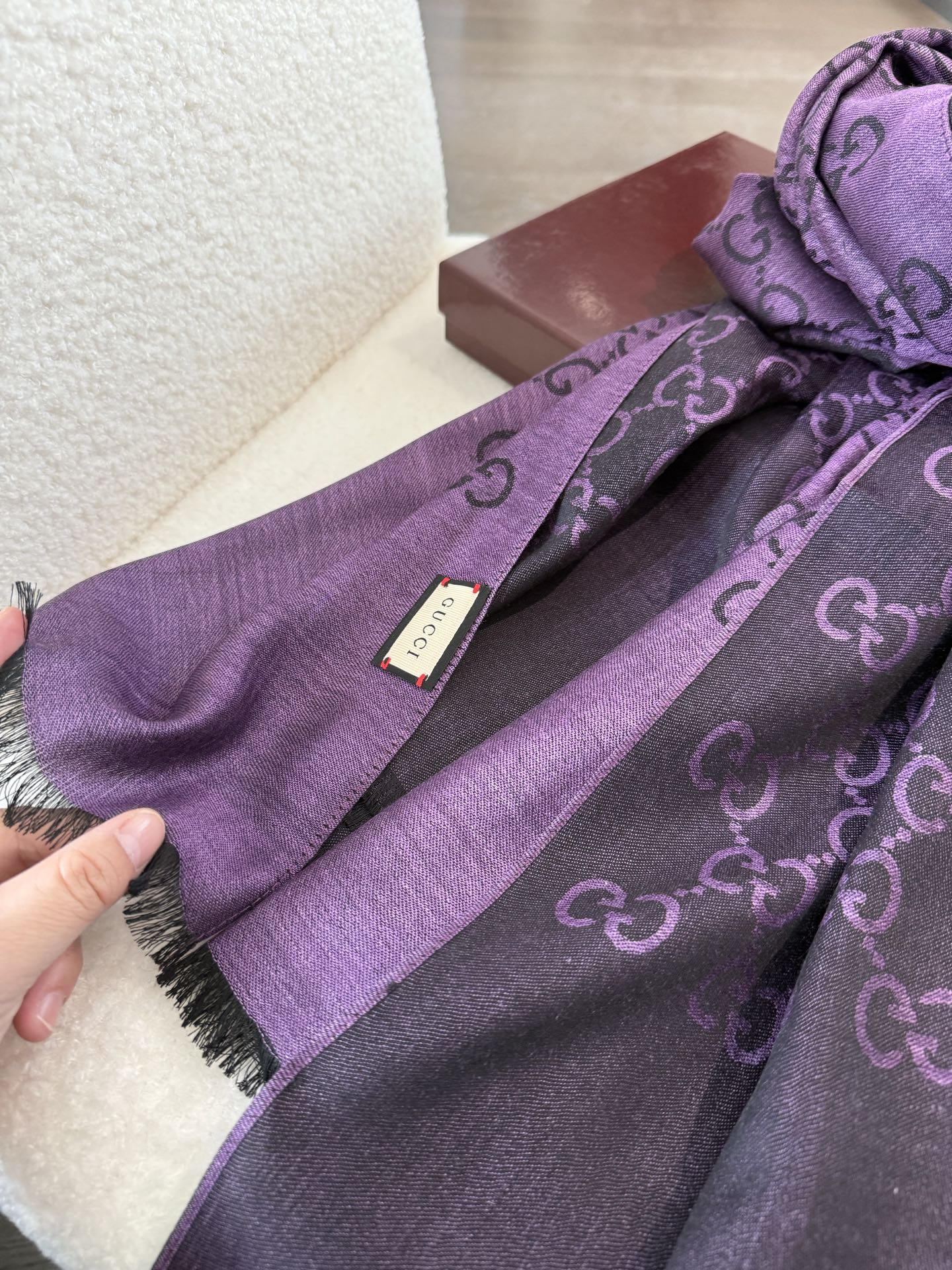 P170 P重磅‼️Gucci经典披肩款,大尺寸G专柜的常青树款。品质极好的,❗️经典双G提花图案风靡了全世界❗️女人的衣柜里面绝对不能少的一件单品,但是你千万别拿某宝廉价的货色来磕碜自己❗️既然选择这种经典披肩,你就一定选择有灵魂的东西❗️精工高密度字体无比清晰 面料为最顶级高原开司米尔羊毛真丝(和专柜一样) 手感柔软丝滑 奢华有质感!这款披肩将真丝与羊毛相混搭,质地柔软而温暖,经典而永不过时。❗️70x200cm!.