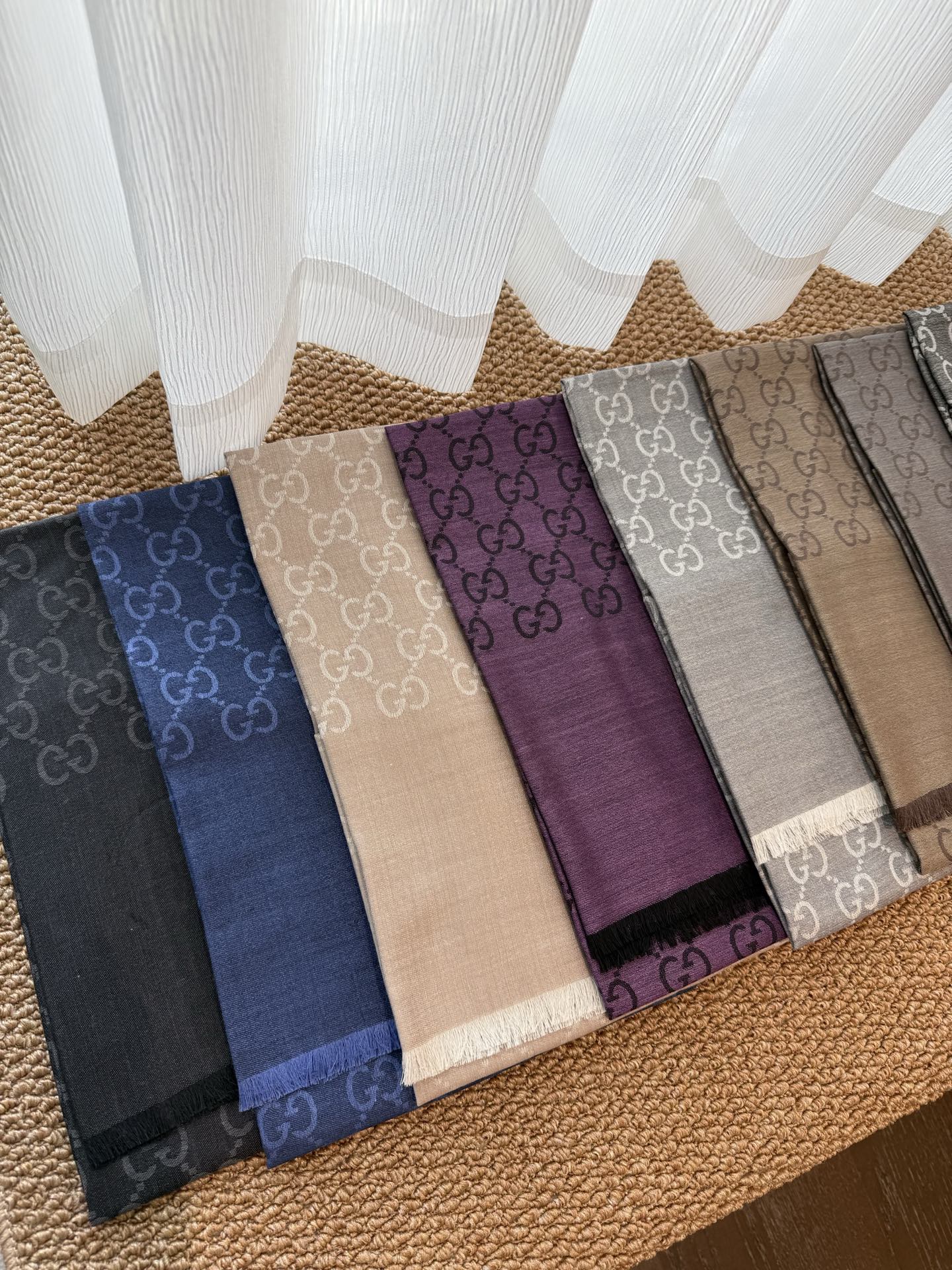 P170 P重磅‼️Gucci经典披肩款,大尺寸G专柜的常青树款。品质极好的,❗️经典双G提花图案风靡了全世界❗️女人的衣柜里面绝对不能少的一件单品,但是你千万别拿某宝廉价的货色来磕碜自己❗️既然选择这种经典披肩,你就一定选择有灵魂的东西❗️精工高密度字体无比清晰 面料为最顶级高原开司米尔羊毛真丝(和专柜一样) 手感柔软丝滑 奢华有质感!这款披肩将真丝与羊毛相混搭,质地柔软而温暖,经典而永不过时。❗️70x200cm!.