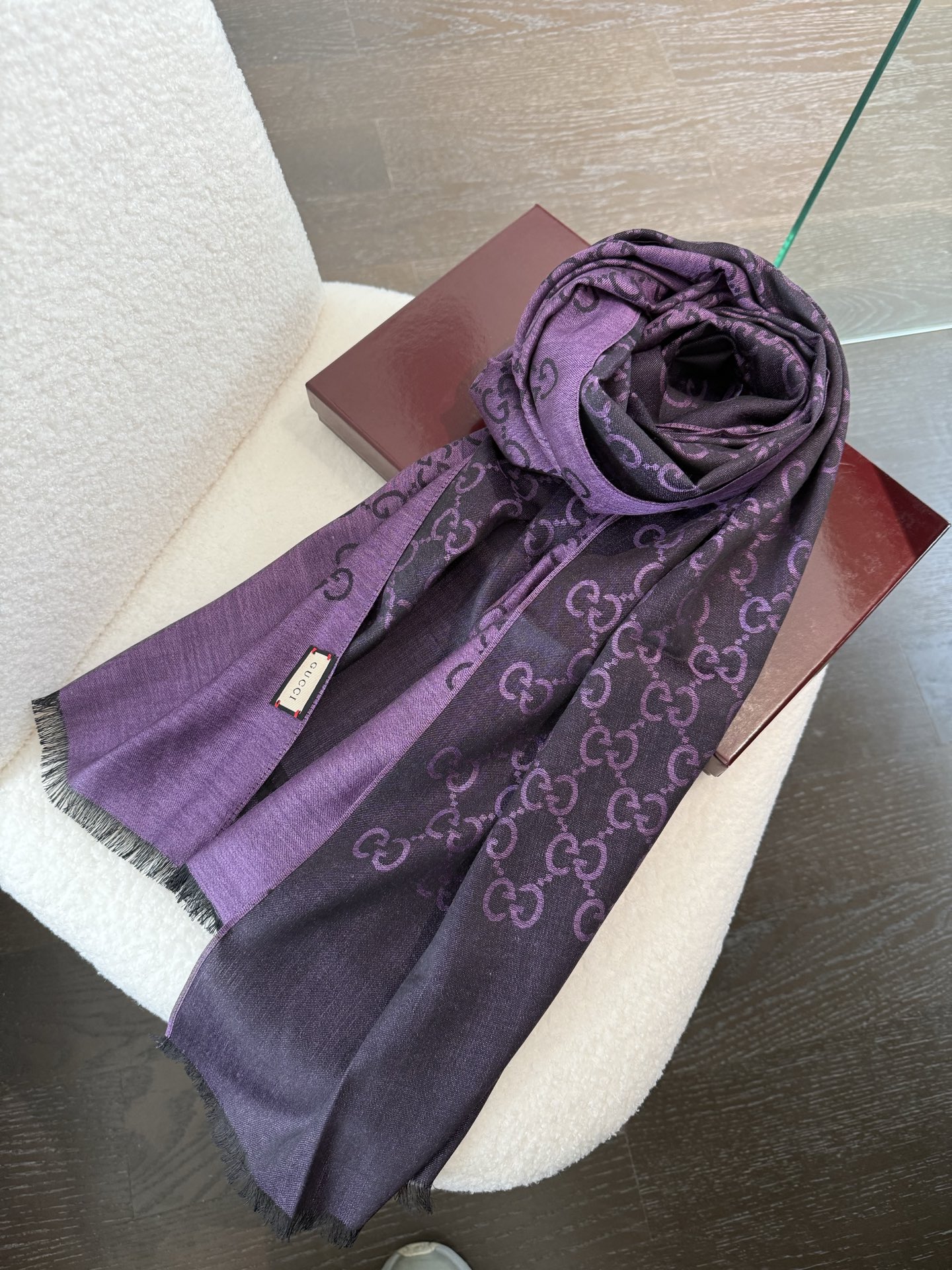 P170 P重磅‼️Gucci经典披肩款,大尺寸G专柜的常青树款。品质极好的,❗️经典双G提花图案风靡了全世界❗️女人的衣柜里面绝对不能少的一件单品,但是你千万别拿某宝廉价的货色来磕碜自己❗️既然选择这种经典披肩,你就一定选择有灵魂的东西❗️精工高密度字体无比清晰 面料为最顶级高原开司米尔羊毛真丝(和专柜一样) 手感柔软丝滑 奢华有质感!这款披肩将真丝与羊毛相混搭,质地柔软而温暖,经典而永不过时。❗️70x200cm!.