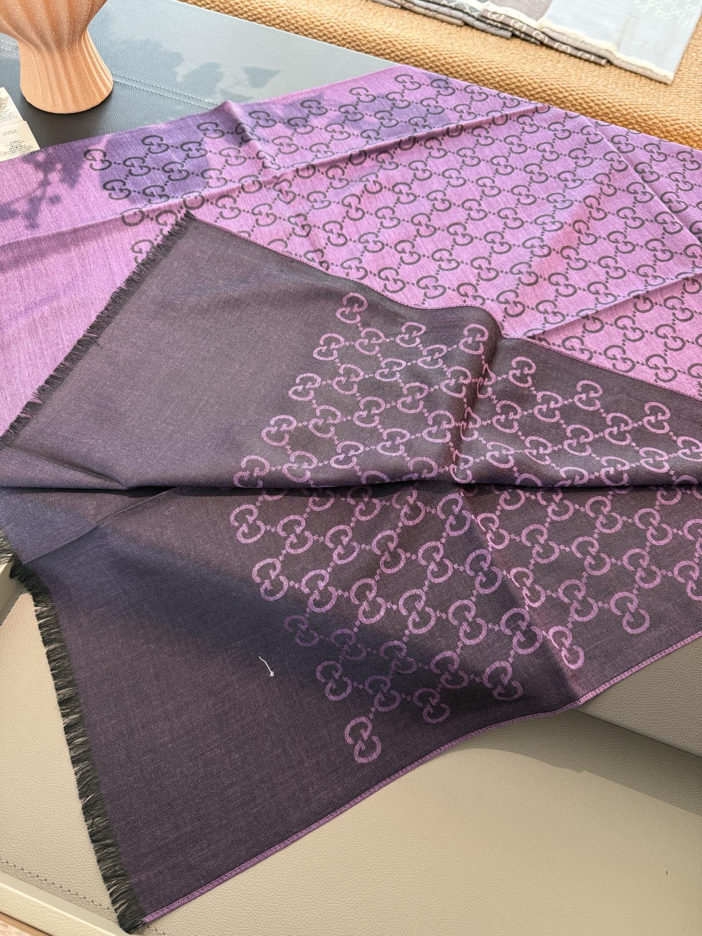 P170 P重磅‼️Gucci经典披肩款,大尺寸G专柜的常青树款。品质极好的,❗️经典双G提花图案风靡了全世界❗️女人的衣柜里面绝对不能少的一件单品,但是你千万别拿某宝廉价的货色来磕碜自己❗️既然选择这种经典披肩,你就一定选择有灵魂的东西❗️精工高密度字体无比清晰 面料为最顶级高原开司米尔羊毛真丝(和专柜一样) 手感柔软丝滑 奢华有质感!这款披肩将真丝与羊毛相混搭,质地柔软而温暖,经典而永不过时。❗️70x200cm!.