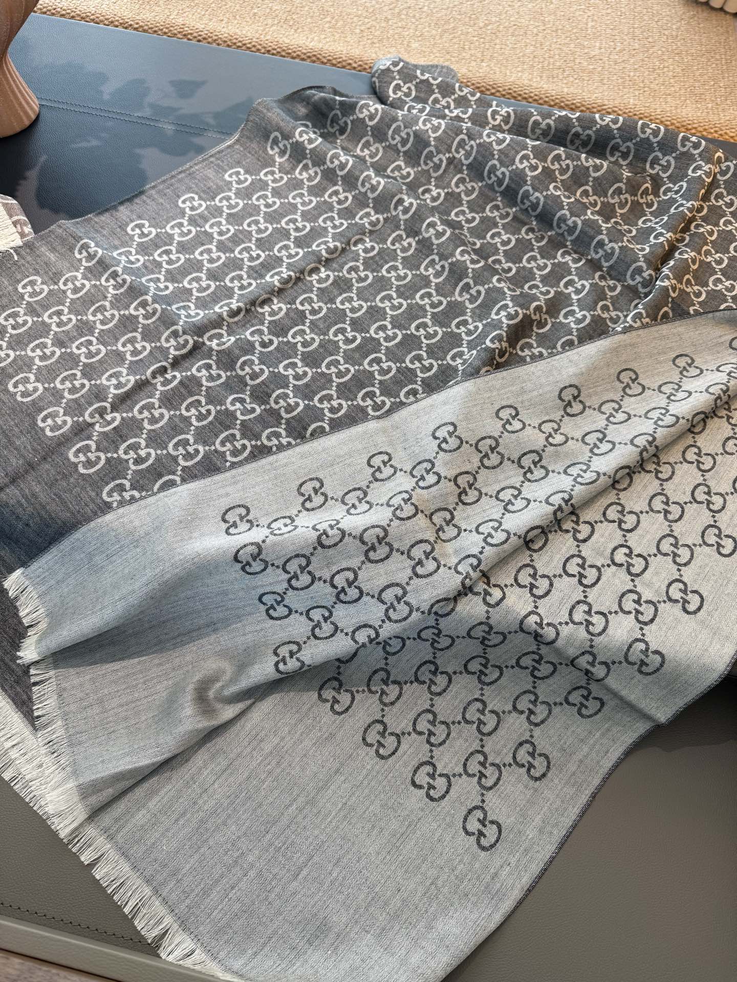 P170 P重磅‼️Gucci经典披肩款,大尺寸G专柜的常青树款。品质极好的,❗️经典双G提花图案风靡了全世界❗️女人的衣柜里面绝对不能少的一件单品,但是你千万别拿某宝廉价的货色来磕碜自己❗️既然选择这种经典披肩,你就一定选择有灵魂的东西❗️精工高密度字体无比清晰 面料为最顶级高原开司米尔羊毛真丝(和专柜一样) 手感柔软丝滑 奢华有质感!这款披肩将真丝与羊毛相混搭,质地柔软而温暖,经典而永不过时。❗️70x200cm!.