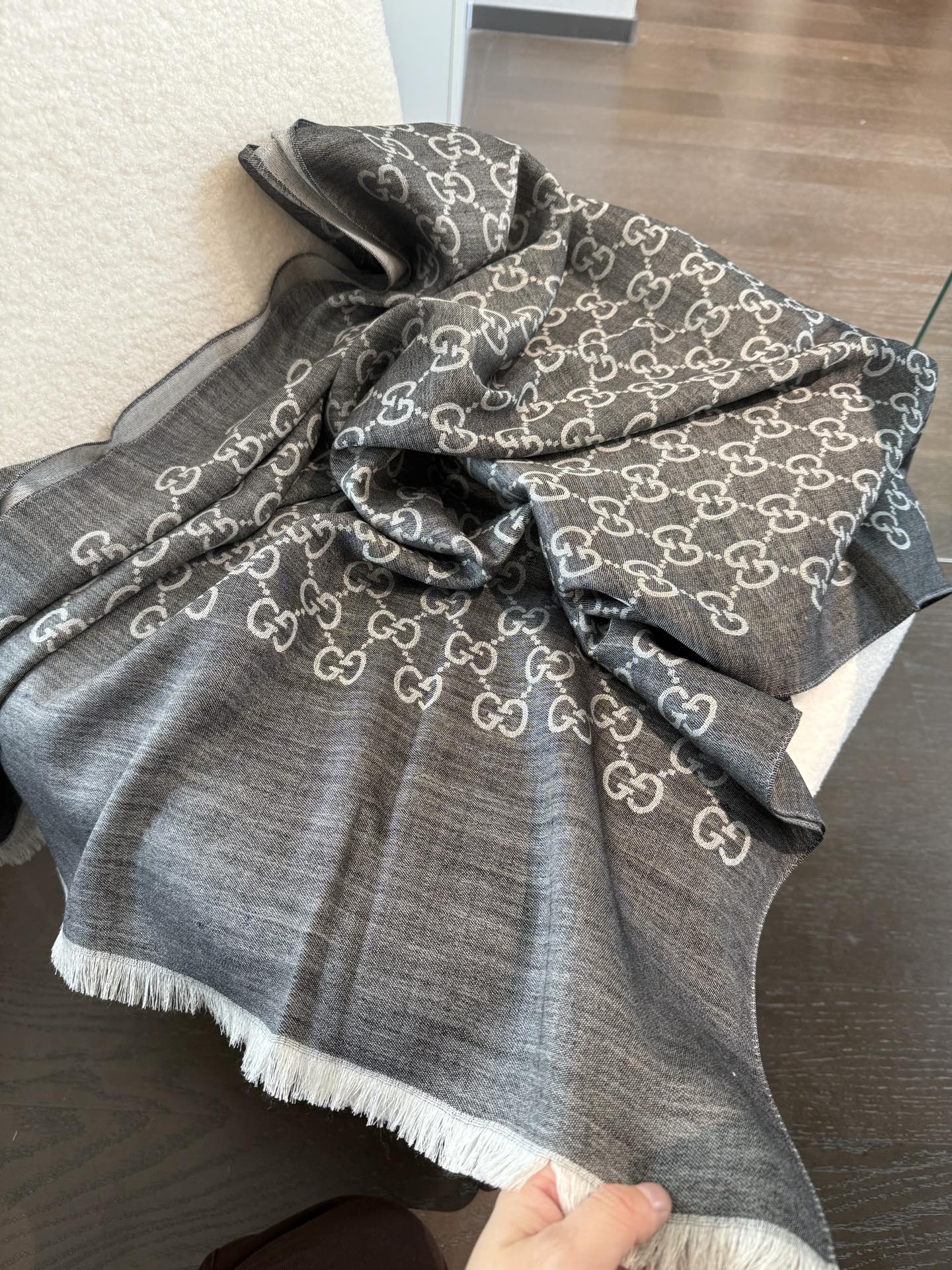P170 P重磅‼️Gucci经典披肩款,大尺寸G专柜的常青树款。品质极好的,❗️经典双G提花图案风靡了全世界❗️女人的衣柜里面绝对不能少的一件单品,但是你千万别拿某宝廉价的货色来磕碜自己❗️既然选择这种经典披肩,你就一定选择有灵魂的东西❗️精工高密度字体无比清晰 面料为最顶级高原开司米尔羊毛真丝(和专柜一样) 手感柔软丝滑 奢华有质感!这款披肩将真丝与羊毛相混搭,质地柔软而温暖,经典而永不过时。❗️70x200cm!.