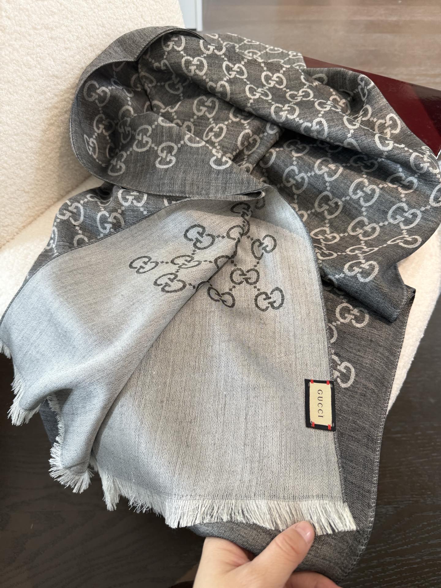 P170 P重磅‼️Gucci经典披肩款,大尺寸G专柜的常青树款。品质极好的,❗️经典双G提花图案风靡了全世界❗️女人的衣柜里面绝对不能少的一件单品,但是你千万别拿某宝廉价的货色来磕碜自己❗️既然选择这种经典披肩,你就一定选择有灵魂的东西❗️精工高密度字体无比清晰 面料为最顶级高原开司米尔羊毛真丝(和专柜一样) 手感柔软丝滑 奢华有质感!这款披肩将真丝与羊毛相混搭,质地柔软而温暖,经典而永不过时。❗️70x200cm!.