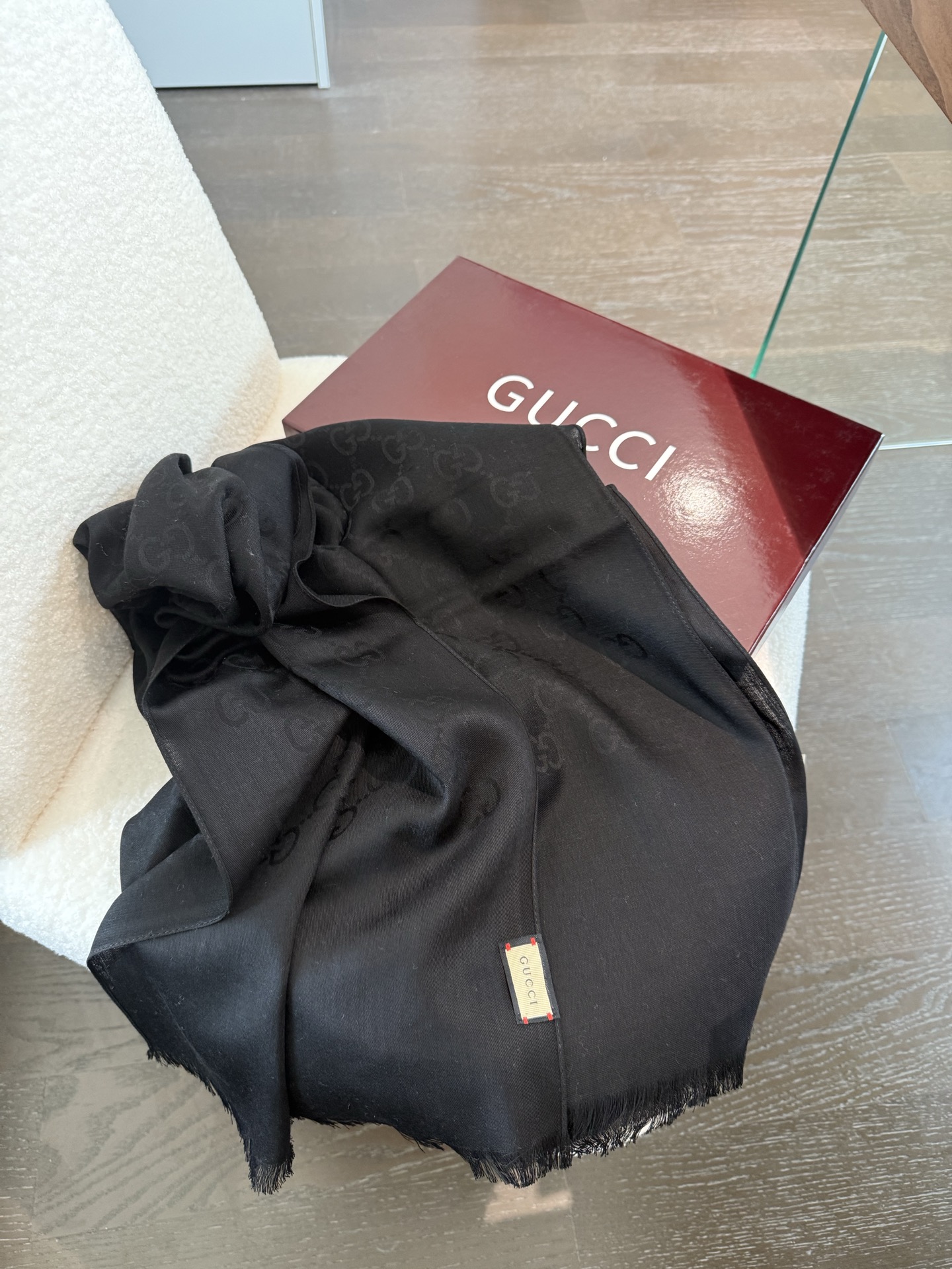 P170 P重磅‼️Gucci经典披肩款,大尺寸G专柜的常青树款。品质极好的,❗️经典双G提花图案风靡了全世界❗️女人的衣柜里面绝对不能少的一件单品,但是你千万别拿某宝廉价的货色来磕碜自己❗️既然选择这种经典披肩,你就一定选择有灵魂的东西❗️精工高密度字体无比清晰 面料为最顶级高原开司米尔羊毛真丝(和专柜一样) 手感柔软丝滑 奢华有质感!这款披肩将真丝与羊毛相混搭,质地柔软而温暖,经典而永不过时。❗️70x200cm!.
