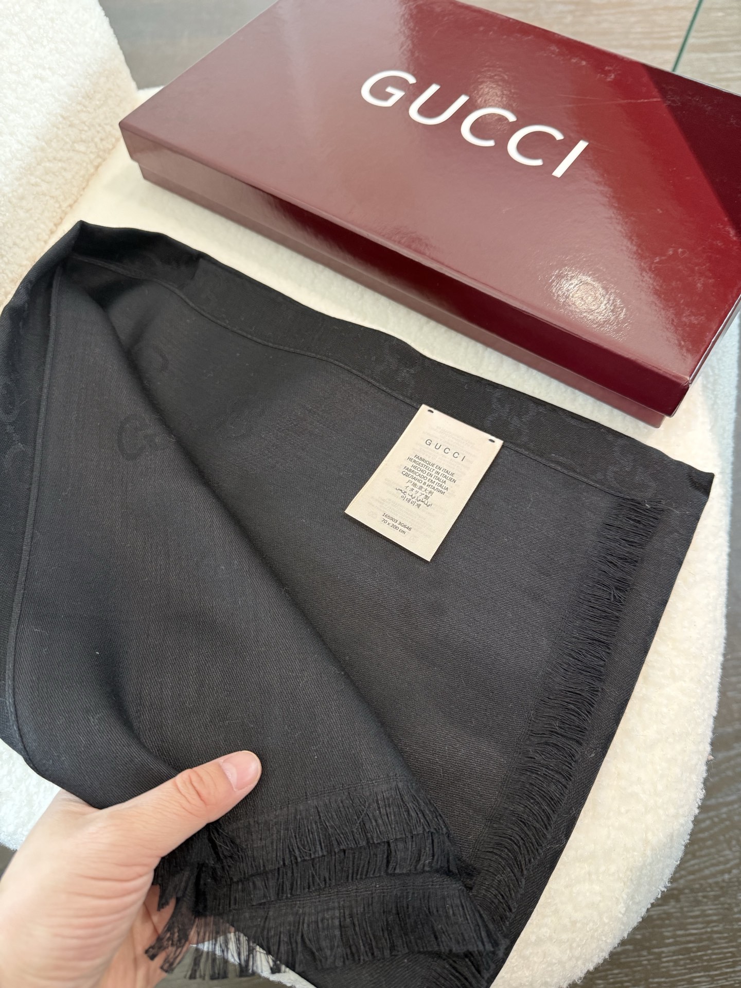 P170 P重磅‼️Gucci经典披肩款,大尺寸G专柜的常青树款。品质极好的,❗️经典双G提花图案风靡了全世界❗️女人的衣柜里面绝对不能少的一件单品,但是你千万别拿某宝廉价的货色来磕碜自己❗️既然选择这种经典披肩,你就一定选择有灵魂的东西❗️精工高密度字体无比清晰 面料为最顶级高原开司米尔羊毛真丝(和专柜一样) 手感柔软丝滑 奢华有质感!这款披肩将真丝与羊毛相混搭,质地柔软而温暖,经典而永不过时。❗️70x200cm!.