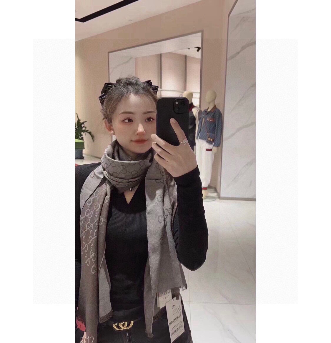 P170 P重磅‼️Gucci经典披肩款,大尺寸G专柜的常青树款。品质极好的,❗️经典双G提花图案风靡了全世界❗️女人的衣柜里面绝对不能少的一件单品,但是你千万别拿某宝廉价的货色来磕碜自己❗️既然选择这种经典披肩,你就一定选择有灵魂的东西❗️精工高密度字体无比清晰 面料为最顶级高原开司米尔羊毛真丝(和专柜一样) 手感柔软丝滑 奢华有质感!这款披肩将真丝与羊毛相混搭,质地柔软而温暖,经典而永不过时。❗️70x200cm!.