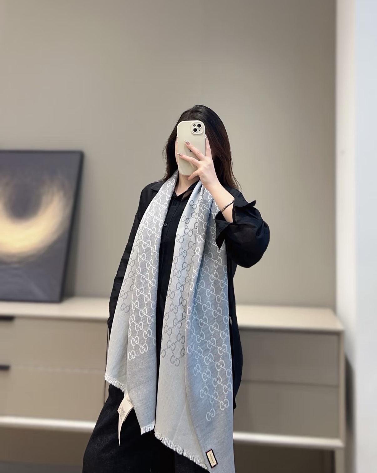 P170 P重磅‼️Gucci经典披肩款,大尺寸G专柜的常青树款。品质极好的,❗️经典双G提花图案风靡了全世界❗️女人的衣柜里面绝对不能少的一件单品,但是你千万别拿某宝廉价的货色来磕碜自己❗️既然选择这种经典披肩,你就一定选择有灵魂的东西❗️精工高密度字体无比清晰 面料为最顶级高原开司米尔羊毛真丝(和专柜一样) 手感柔软丝滑 奢华有质感!这款披肩将真丝与羊毛相混搭,质地柔软而温暖,经典而永不过时。❗️70x200cm!.