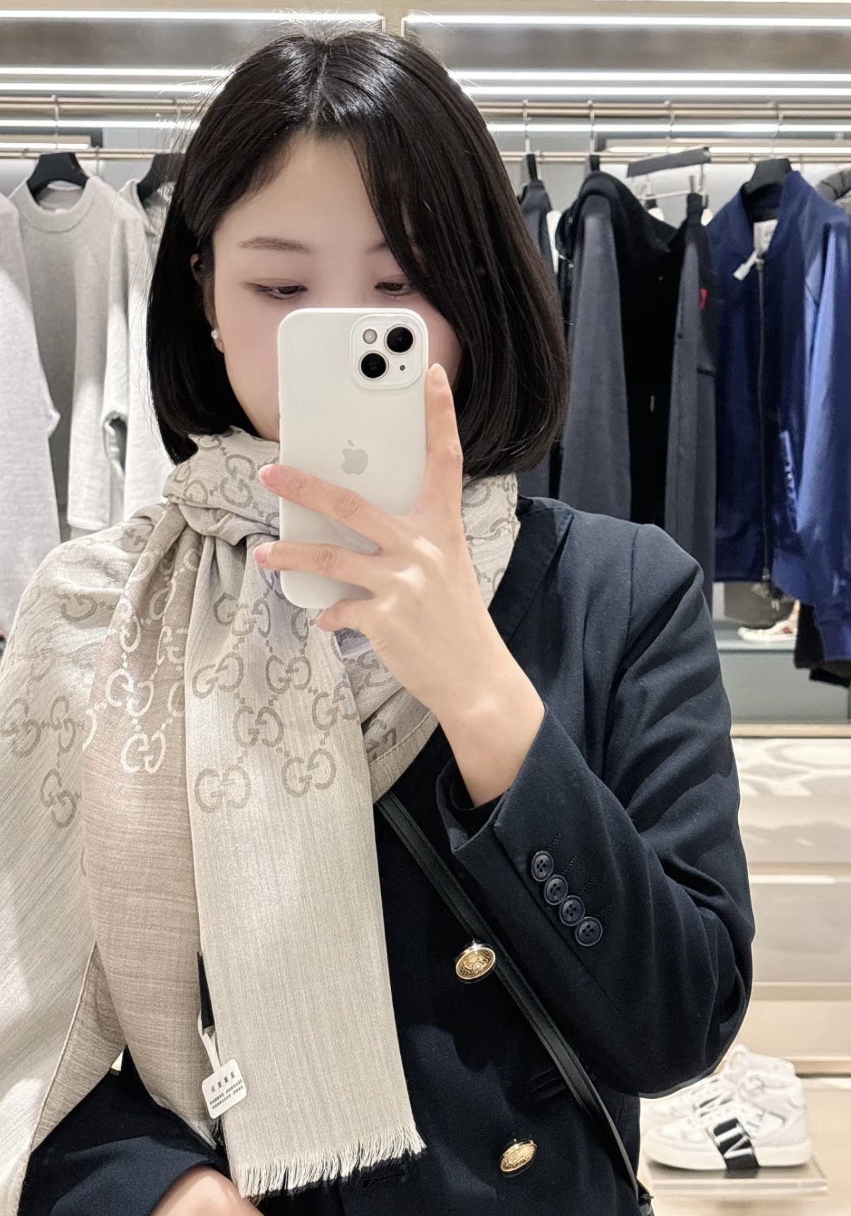 P170 P重磅‼️Gucci经典披肩款,大尺寸G专柜的常青树款。品质极好的,❗️经典双G提花图案风靡了全世界❗️女人的衣柜里面绝对不能少的一件单品,但是你千万别拿某宝廉价的货色来磕碜自己❗️既然选择这种经典披肩,你就一定选择有灵魂的东西❗️精工高密度字体无比清晰 面料为最顶级高原开司米尔羊毛真丝(和专柜一样) 手感柔软丝滑 奢华有质感!这款披肩将真丝与羊毛相混搭,质地柔软而温暖,经典而永不过时。❗️70x200cm!.