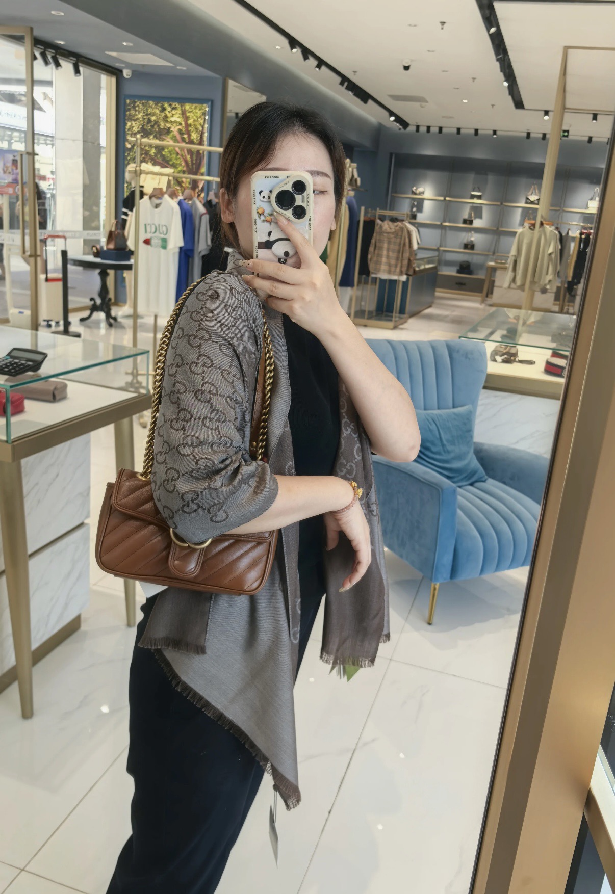 P170 P重磅‼️Gucci经典披肩款,大尺寸G专柜的常青树款。品质极好的,❗️经典双G提花图案风靡了全世界❗️女人的衣柜里面绝对不能少的一件单品,但是你千万别拿某宝廉价的货色来磕碜自己❗️既然选择这种经典披肩,你就一定选择有灵魂的东西❗️精工高密度字体无比清晰 面料为最顶级高原开司米尔羊毛真丝(和专柜一样) 手感柔软丝滑 奢华有质感!这款披肩将真丝与羊毛相混搭,质地柔软而温暖,经典而永不过时。❗️70x200cm!.
