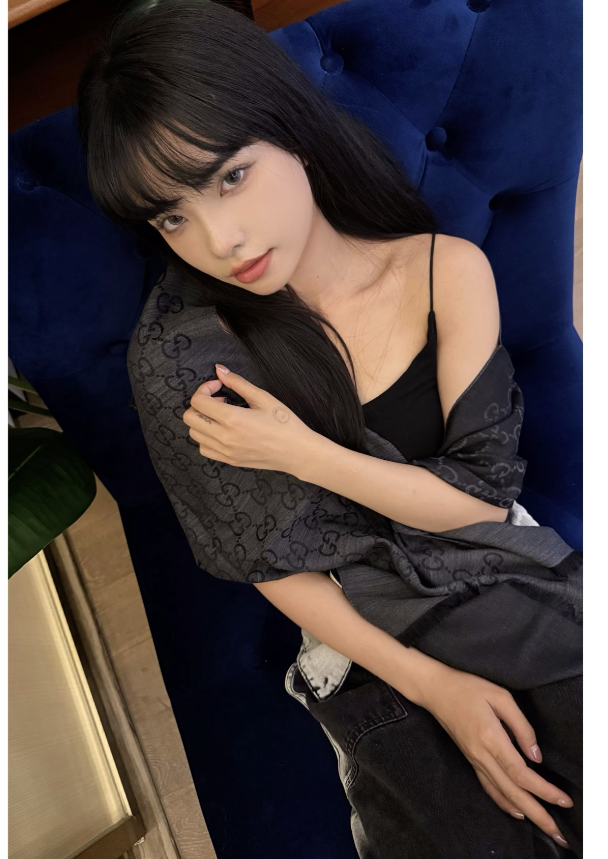 P170 P重磅‼️Gucci经典披肩款,大尺寸G专柜的常青树款。品质极好的,❗️经典双G提花图案风靡了全世界❗️女人的衣柜里面绝对不能少的一件单品,但是你千万别拿某宝廉价的货色来磕碜自己❗️既然选择这种经典披肩,你就一定选择有灵魂的东西❗️精工高密度字体无比清晰 面料为最顶级高原开司米尔羊毛真丝(和专柜一样) 手感柔软丝滑 奢华有质感!这款披肩将真丝与羊毛相混搭,质地柔软而温暖,经典而永不过时。❗️70x200cm!.