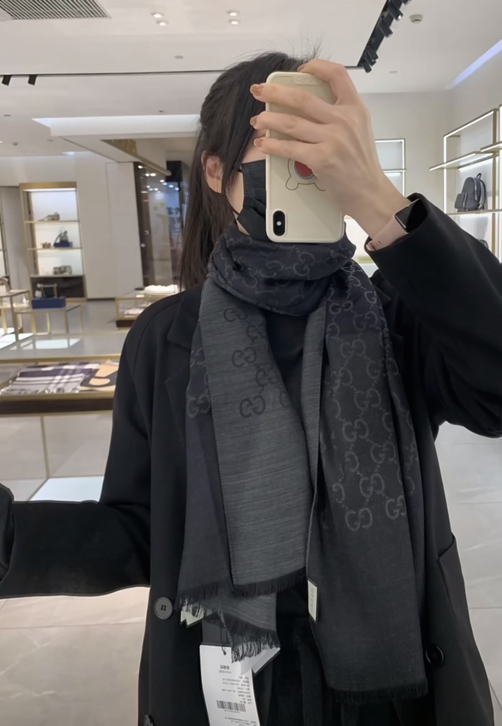 P170 P重磅‼️Gucci经典披肩款,大尺寸G专柜的常青树款。品质极好的,❗️经典双G提花图案风靡了全世界❗️女人的衣柜里面绝对不能少的一件单品,但是你千万别拿某宝廉价的货色来磕碜自己❗️既然选择这种经典披肩,你就一定选择有灵魂的东西❗️精工高密度字体无比清晰 面料为最顶级高原开司米尔羊毛真丝(和专柜一样) 手感柔软丝滑 奢华有质感!这款披肩将真丝与羊毛相混搭,质地柔软而温暖,经典而永不过时。❗️70x200cm!.
