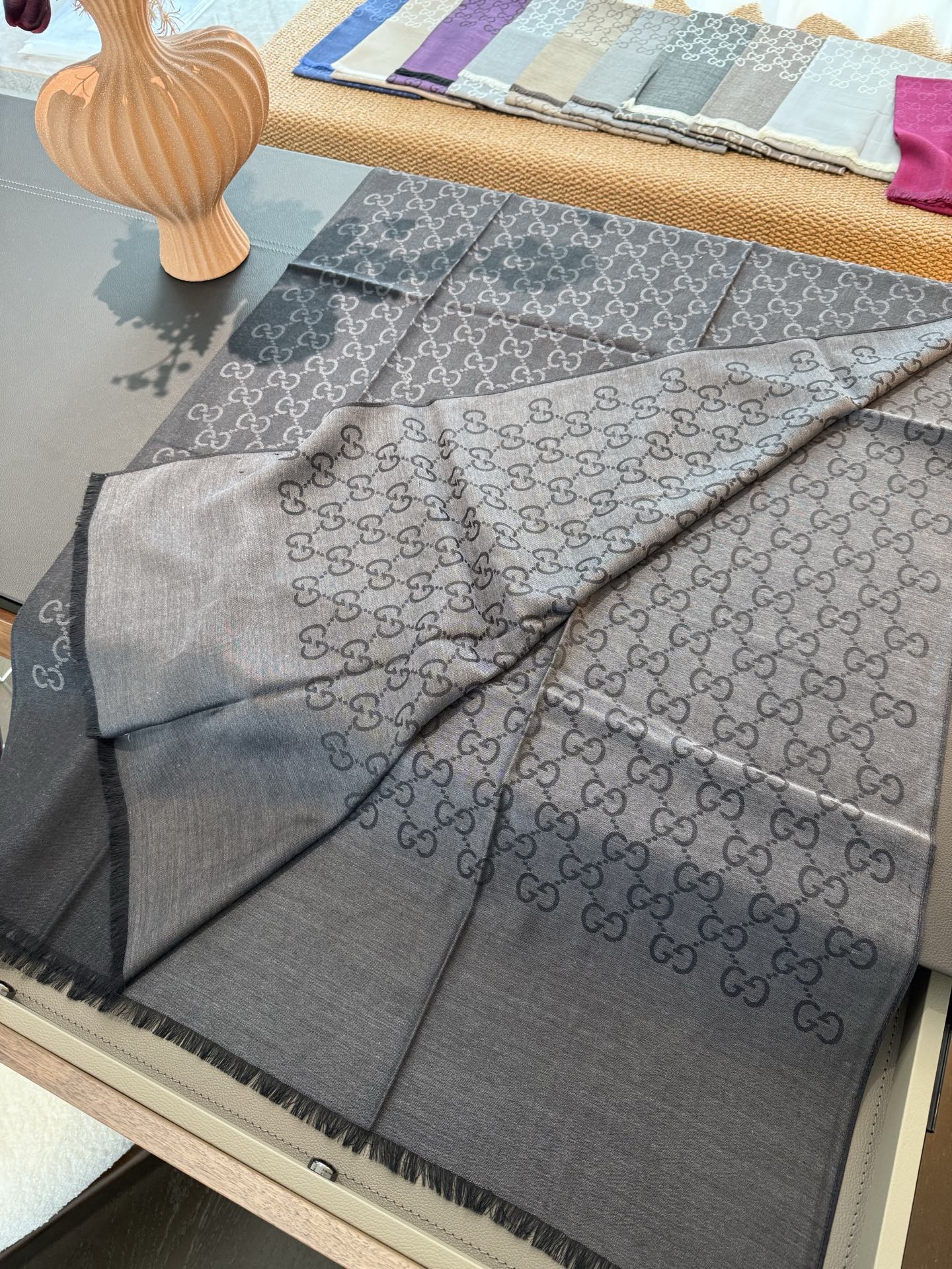 P170 P重磅‼️Gucci经典披肩款,大尺寸G专柜的常青树款。品质极好的,❗️经典双G提花图案风靡了全世界❗️女人的衣柜里面绝对不能少的一件单品,但是你千万别拿某宝廉价的货色来磕碜自己❗️既然选择这种经典披肩,你就一定选择有灵魂的东西❗️精工高密度字体无比清晰 面料为最顶级高原开司米尔羊毛真丝(和专柜一样) 手感柔软丝滑 奢华有质感!这款披肩将真丝与羊毛相混搭,质地柔软而温暖,经典而永不过时。❗️70x200cm!.