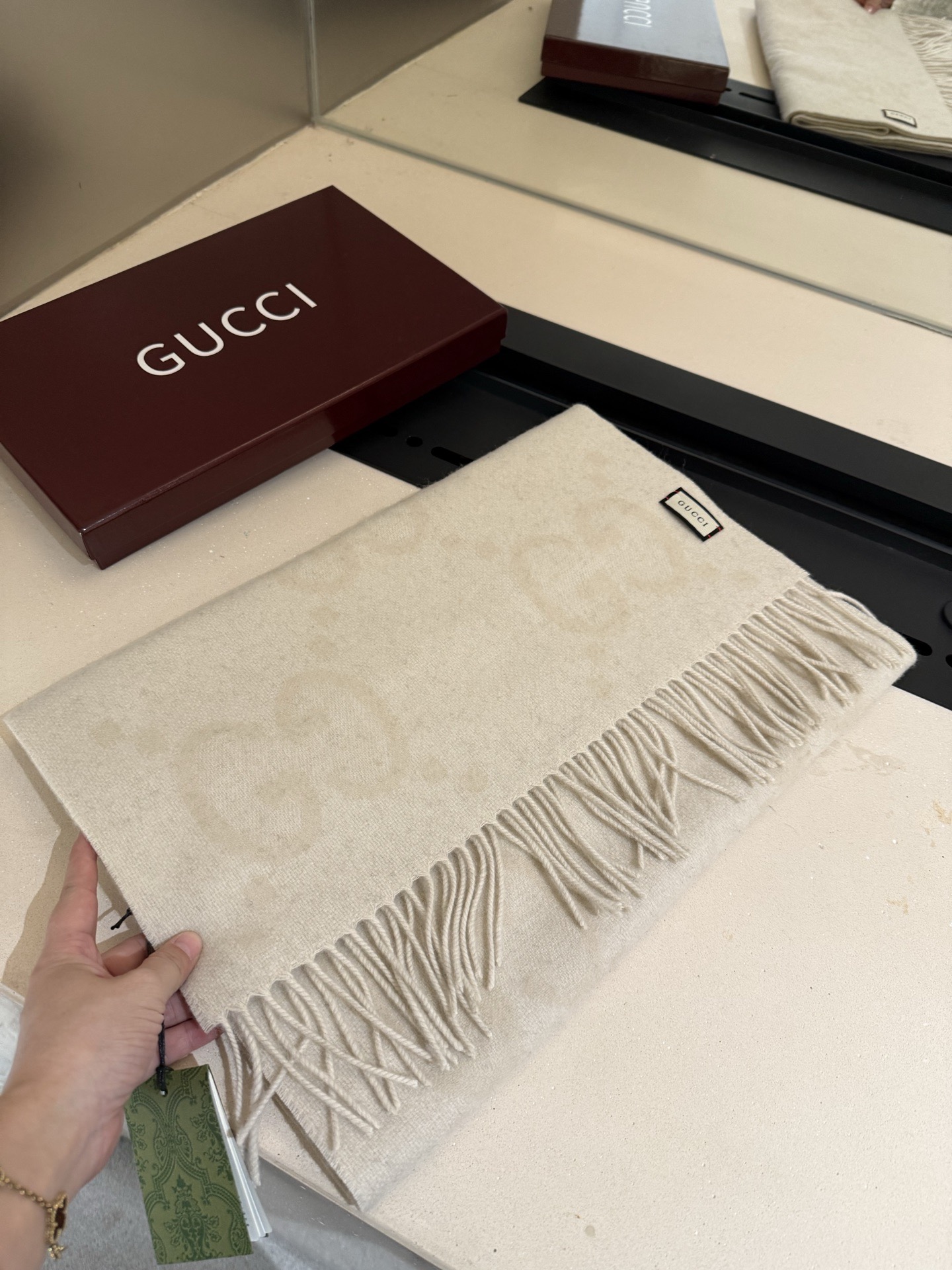 Gucci最新款 新色👍稀有品质😵😵太好看了❤️Gucci最新ZG同步款 ️图案真的超级好看啊~就喜欢这种GG腔调!价格超级给力,福利推荐❤️ZG售价7215❗️面料是强捻精纺双面山羊绒提花,非常工整精致的面料,呈现出极具力度的线面结构,极具支撑力及柔韧性 ️骨灰级老客户实用推荐,这样的质感,款式,工艺,真的可以秒杀太多 ️好的材质,款式,工艺,给予我们的感受是完全不同的 ️很多时候,不仅需要一件高品质的,最关心的还是好驾驭.懂得入.限量的配色,男女围都特别好看 ️规格:35*190cm