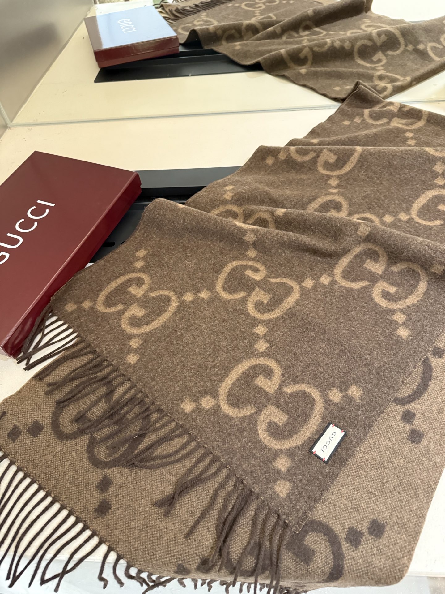 Gucci最新款 新色👍稀有品质😵😵太好看了❤️Gucci最新ZG同步款 ️图案真的超级好看啊~就喜欢这种GG腔调!价格超级给力,福利推荐❤️ZG售价7215❗️面料是强捻精纺双面山羊绒提花,非常工整精致的面料,呈现出极具力度的线面结构,极具支撑力及柔韧性 ️骨灰级老客户实用推荐,这样的质感,款式,工艺,真的可以秒杀太多 ️好的材质,款式,工艺,给予我们的感受是完全不同的 ️很多时候,不仅需要一件高品质的,最关心的还是好驾驭.懂得入.限量的配色,男女围都特别好看 ️规格:35*190cm