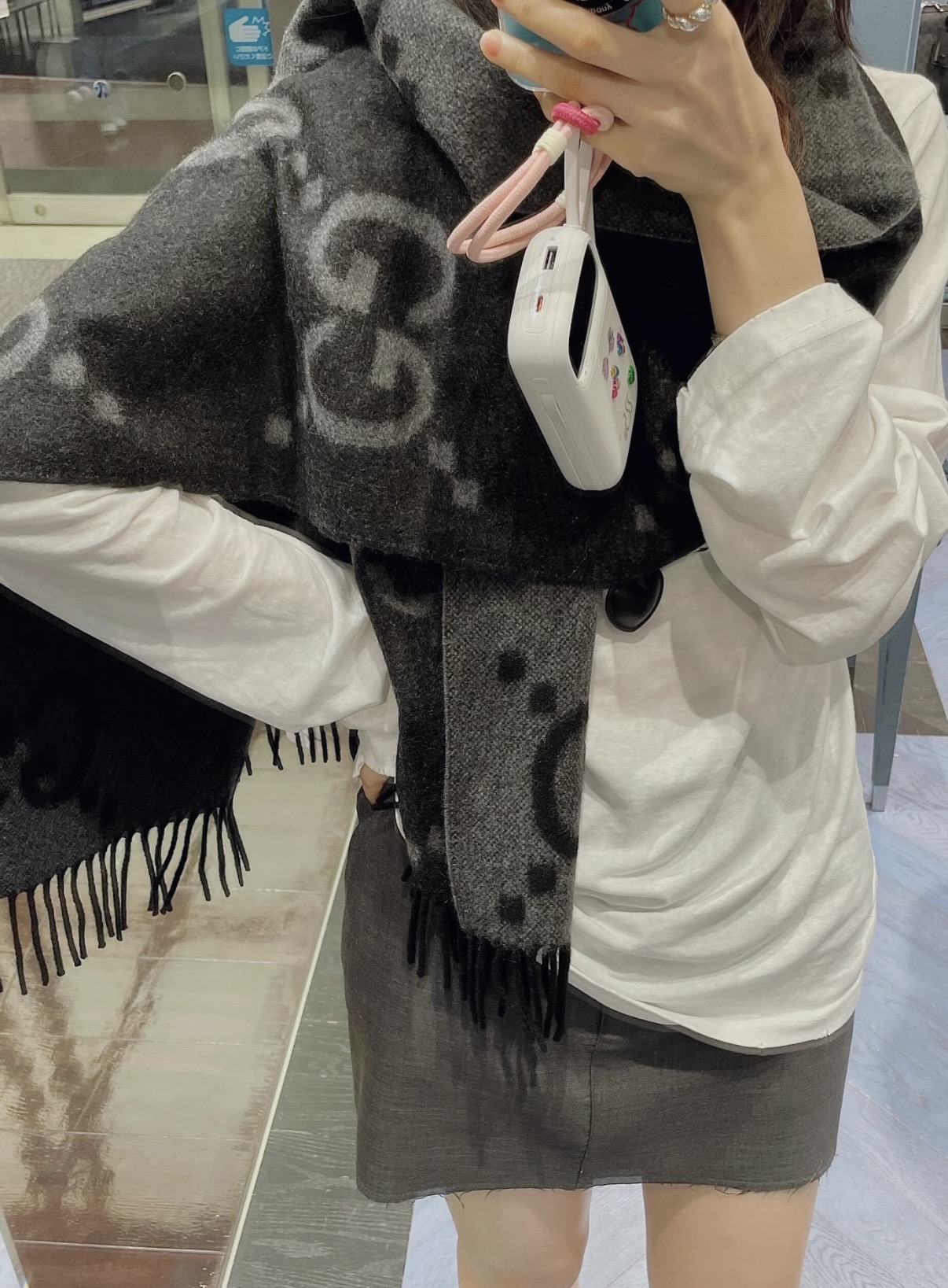 P160 P2040Gucci最新款 新色👍稀有品质😵😵太好看了❤️Gucci最新ZG同步款‼️图案真的超级好看啊~就喜欢这种GG腔调！价格超级给力，福利推荐❤️ZG售价7215❗️面料是强捻精纺双面山羊绒提花，非常工整精致的面料，呈现出极具力度的线面结构，极具支撑力及柔韧性‼️骨灰级老客户实用推荐，这样的质感，款式，工艺，真的可以秒杀太多‼️好的材质，款式，工艺，给予我们的感受是完全不同的‼️很多时候，不仅需要一件高品质的，最关心的还是好驾驭。懂得入。限量的配色，男女围都特别好看‼️规格：35*190cm