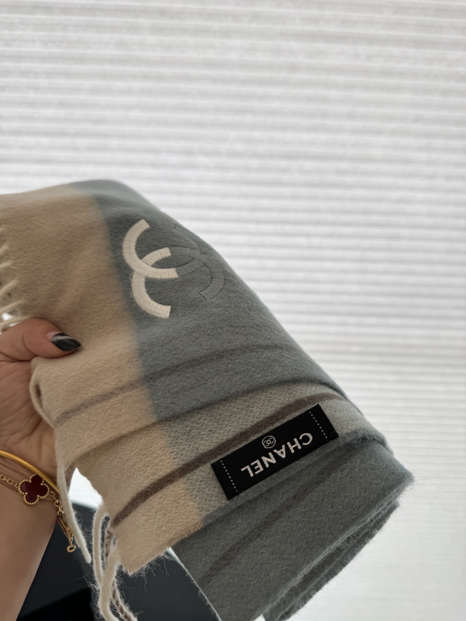 P140 P香奈儿【拼色围巾】怒赞自留,难得的高端男款!家属福利!巴宝莉非常正的男士围巾~面料大爱,非常柔软细腻舒服,轻度水波纹!大气简约,超级好看的男神配色,任何男生都会喜欢的款吧,小小Logo非常精致的点缀,有质感不张扬~大货几个月前已装船发走~尾单余一丢丢福利大家~规格30*180(含穗子总长180cm),搭配正装或者搭配休闲装都很合适~对折挂围或者绕圈围都完全可以,绅士有型~有温度的风度