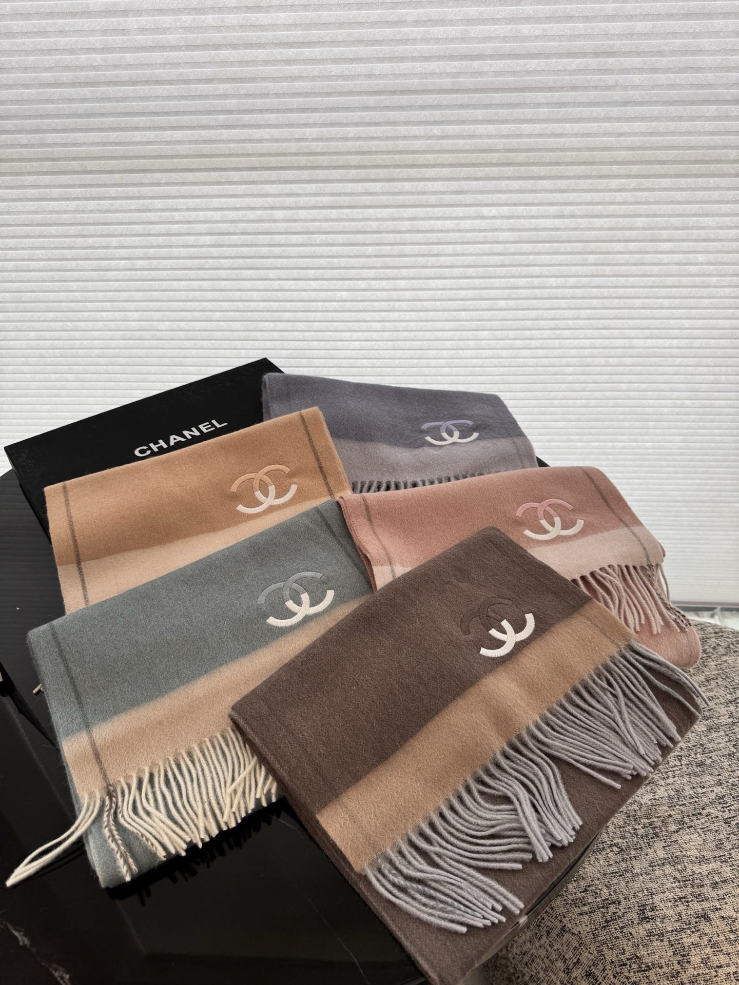 P140 P香奈儿【拼色围巾】怒赞自留,难得的高端男款!家属福利!巴宝莉非常正的男士围巾~面料大爱,非常柔软细腻舒服,轻度水波纹!大气简约,超级好看的男神配色,任何男生都会喜欢的款吧,小小Logo非常精致的点缀,有质感不张扬~大货几个月前已装船发走~尾单余一丢丢福利大家~规格30*180(含穗子总长180cm),搭配正装或者搭配休闲装都很合适~对折挂围或者绕圈围都完全可以,绅士有型~有温度的风度