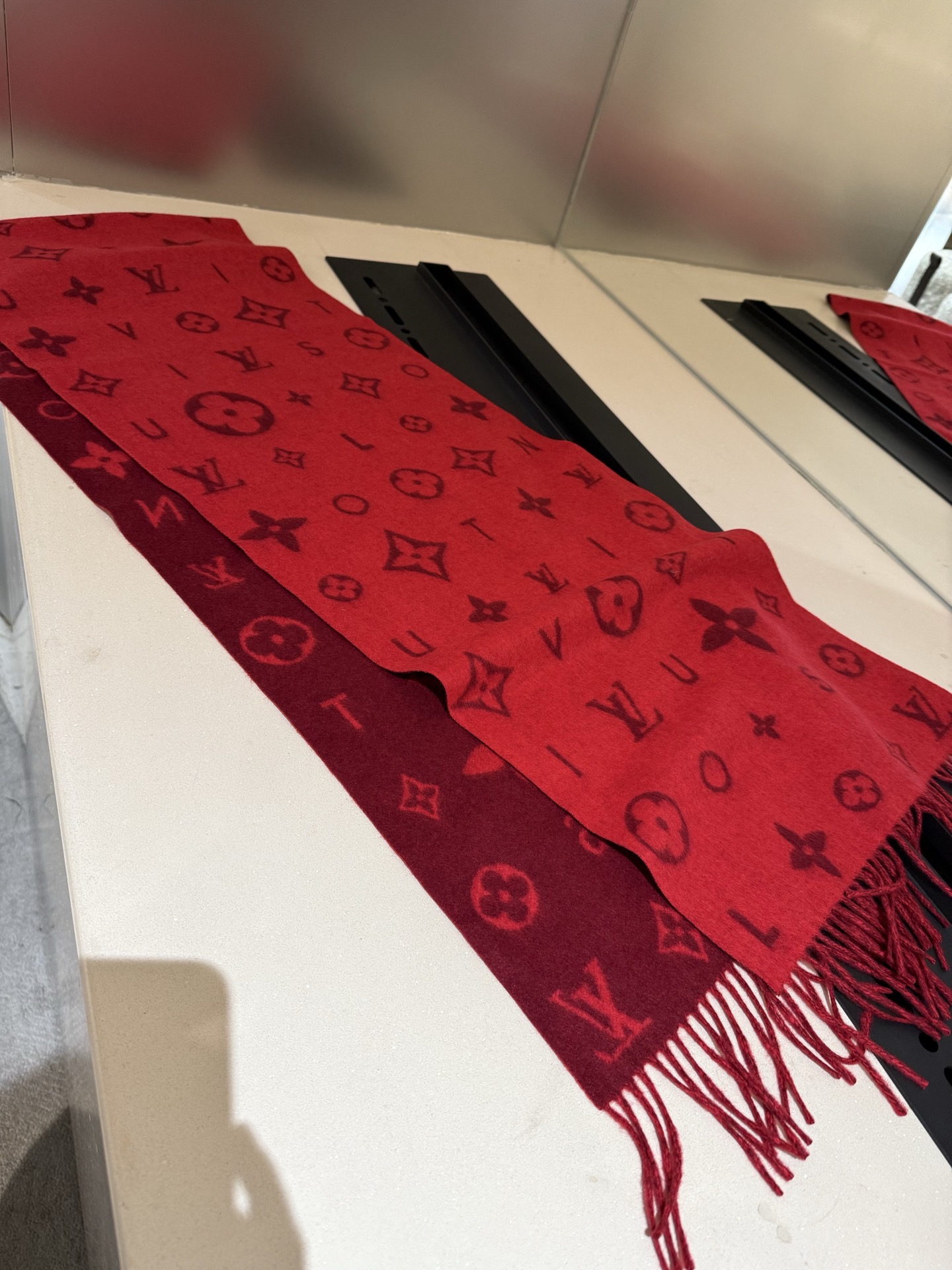 PReykjavik 2.0 围巾为柔软山羊绒标注 Monogram 花卉和 LV 字母，其间点缀品牌名