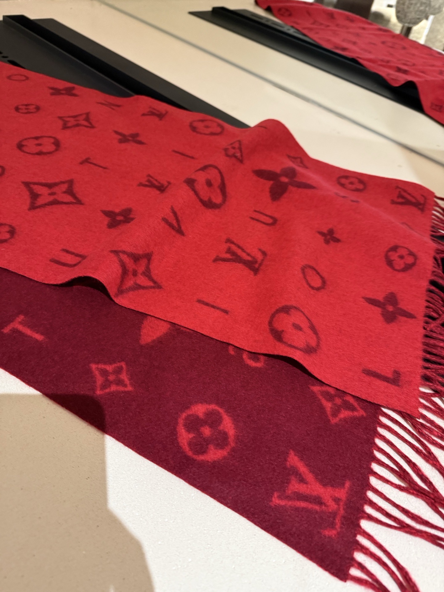 PReykjavik 2.0 围巾为柔软山羊绒标注 Monogram 花卉和 LV 字母，其间点缀品牌名