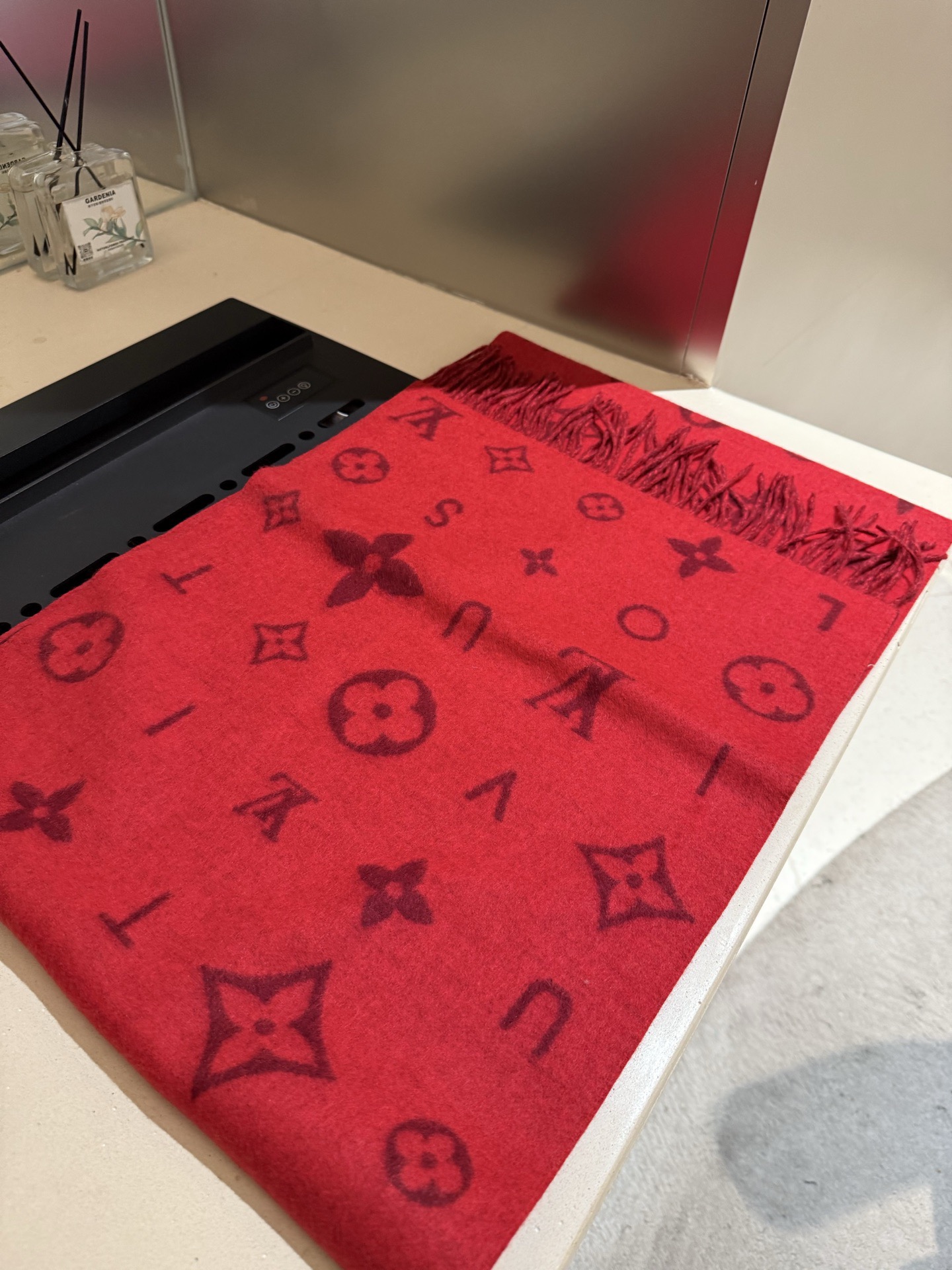 PReykjavik 2.0 围巾为柔软山羊绒标注 Monogram 花卉和 LV 字母，其间点缀品牌名