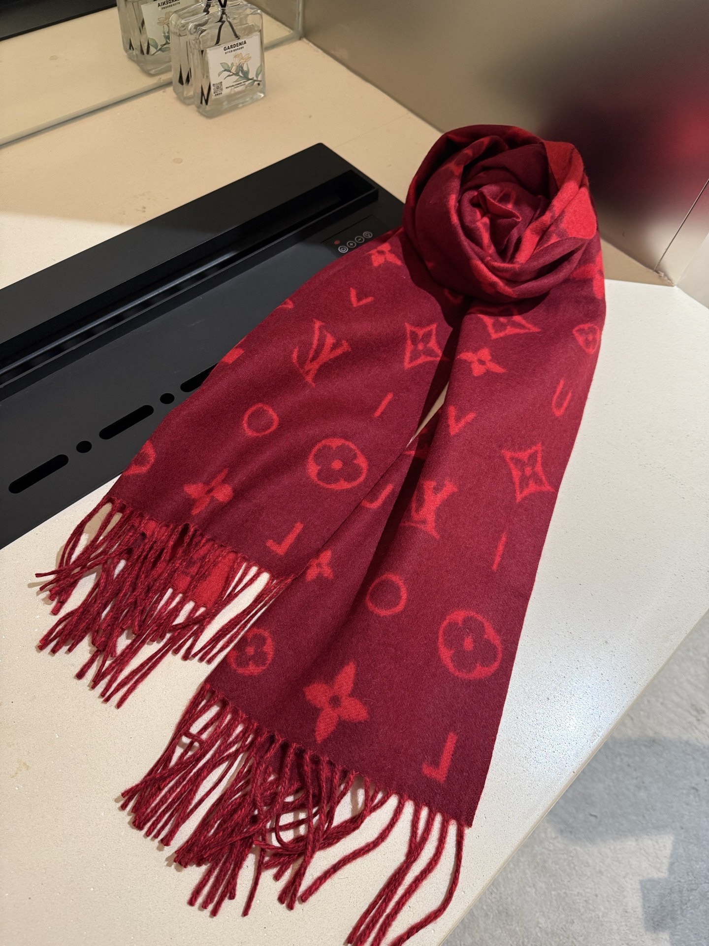 PReykjavik 2.0 围巾为柔软山羊绒标注 Monogram 花卉和 LV 字母，其间点缀品牌名