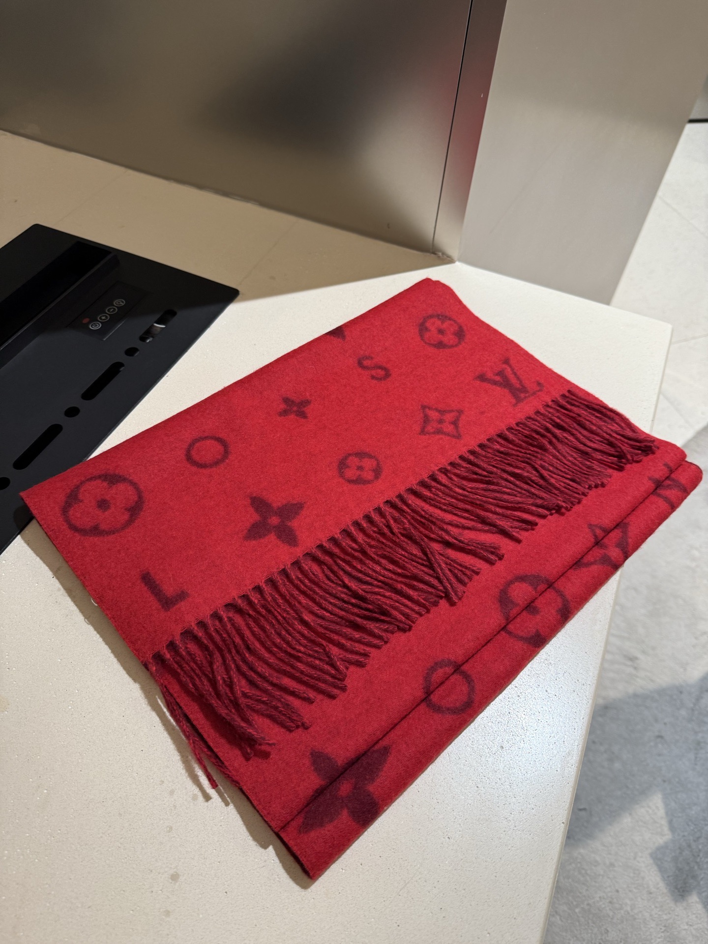 PReykjavik 2.0 围巾为柔软山羊绒标注 Monogram 花卉和 LV 字母，其间点缀品牌名