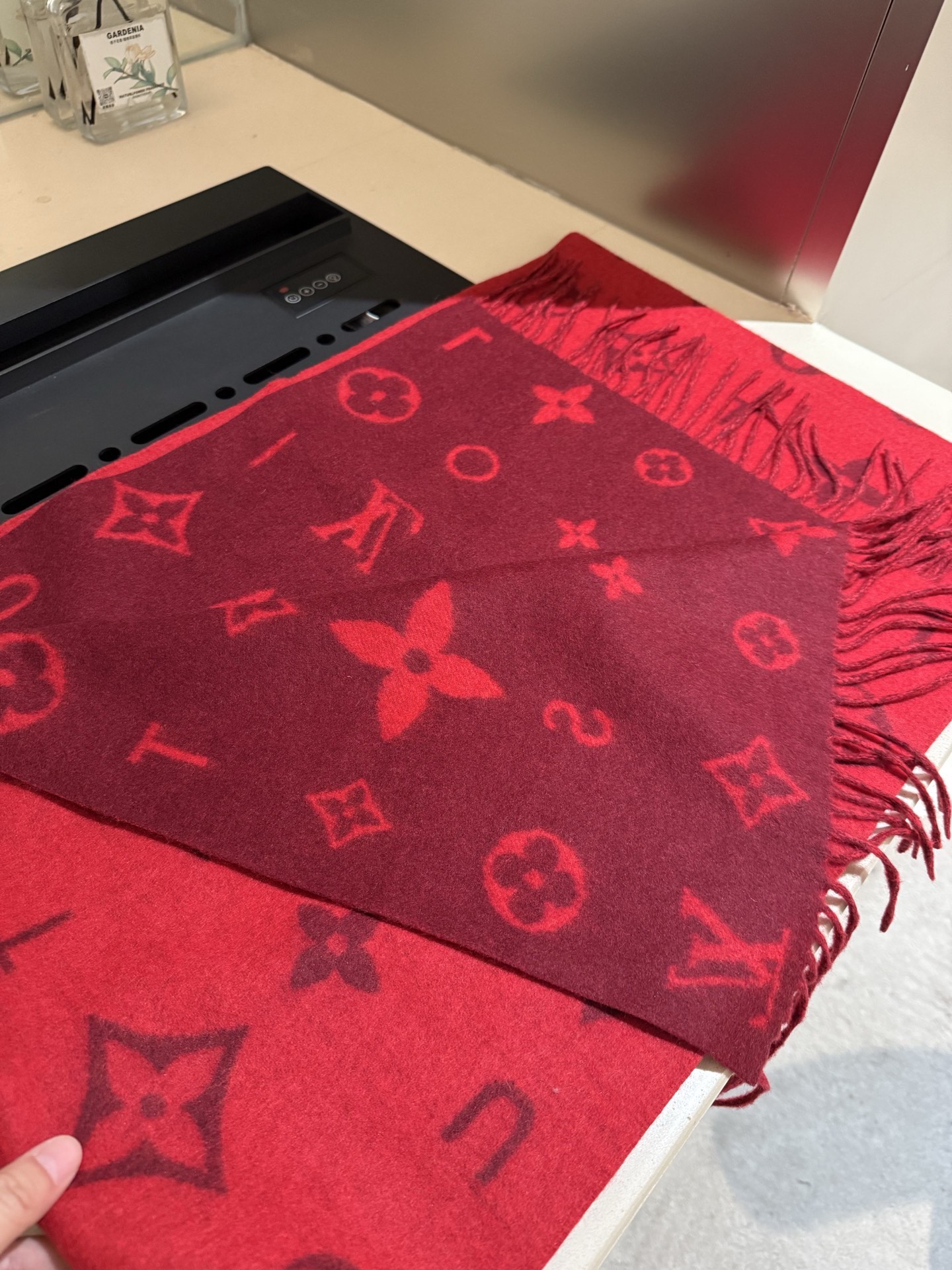 PReykjavik 2.0 围巾为柔软山羊绒标注 Monogram 花卉和 LV 字母，其间点缀品牌名