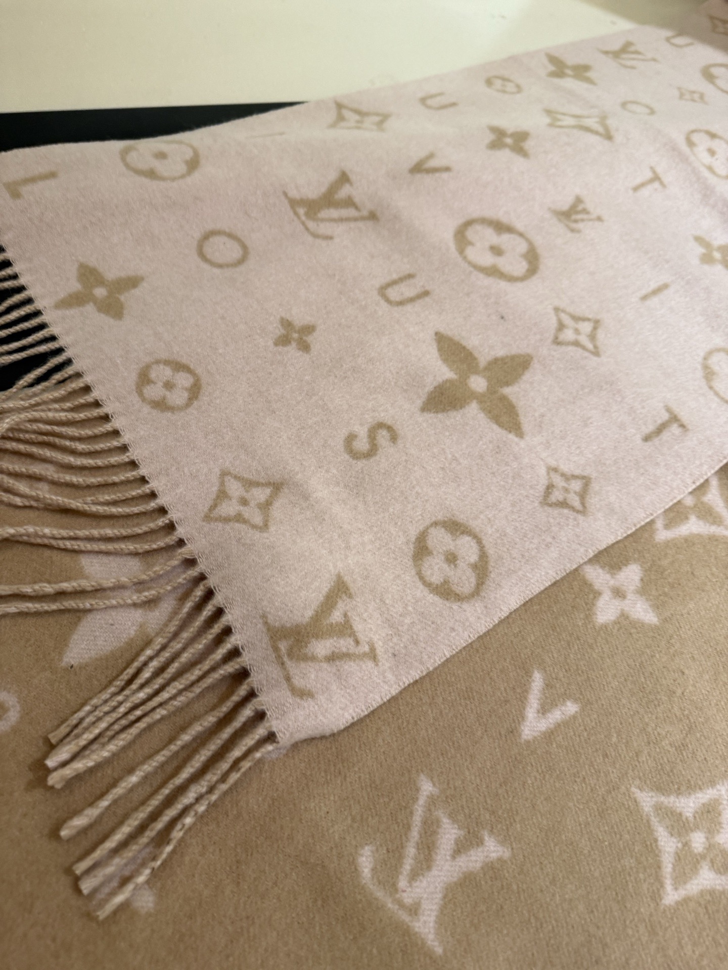 PReykjavik 2.0 围巾为柔软山羊绒标注 Monogram 花卉和 LV 字母，其间点缀品牌名