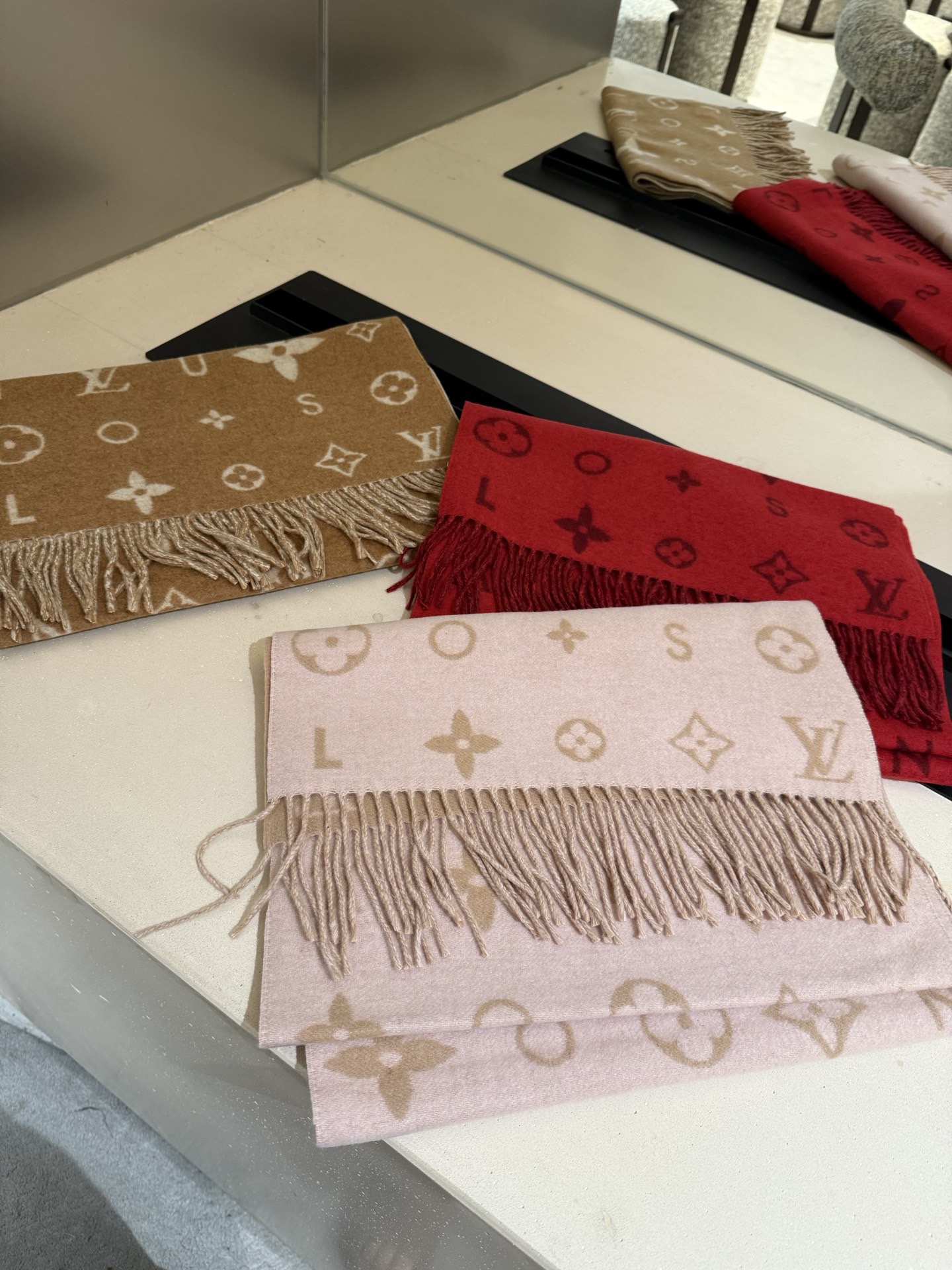 PReykjavik 2.0 围巾为柔软山羊绒标注 Monogram 花卉和 LV 字母，其间点缀品牌名