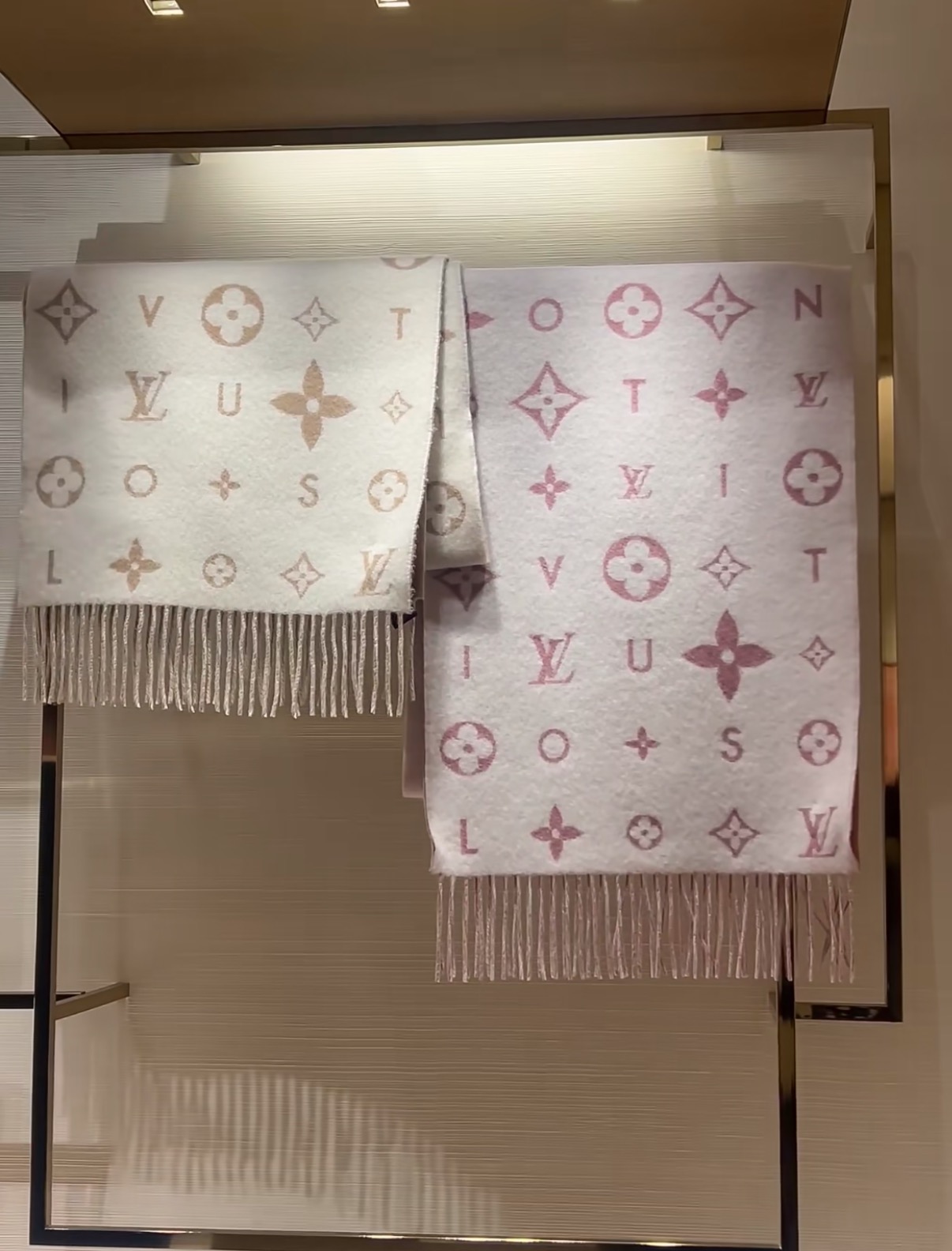 PReykjavik 2.0 围巾为柔软山羊绒标注 Monogram 花卉和 LV 字母，其间点缀品牌名