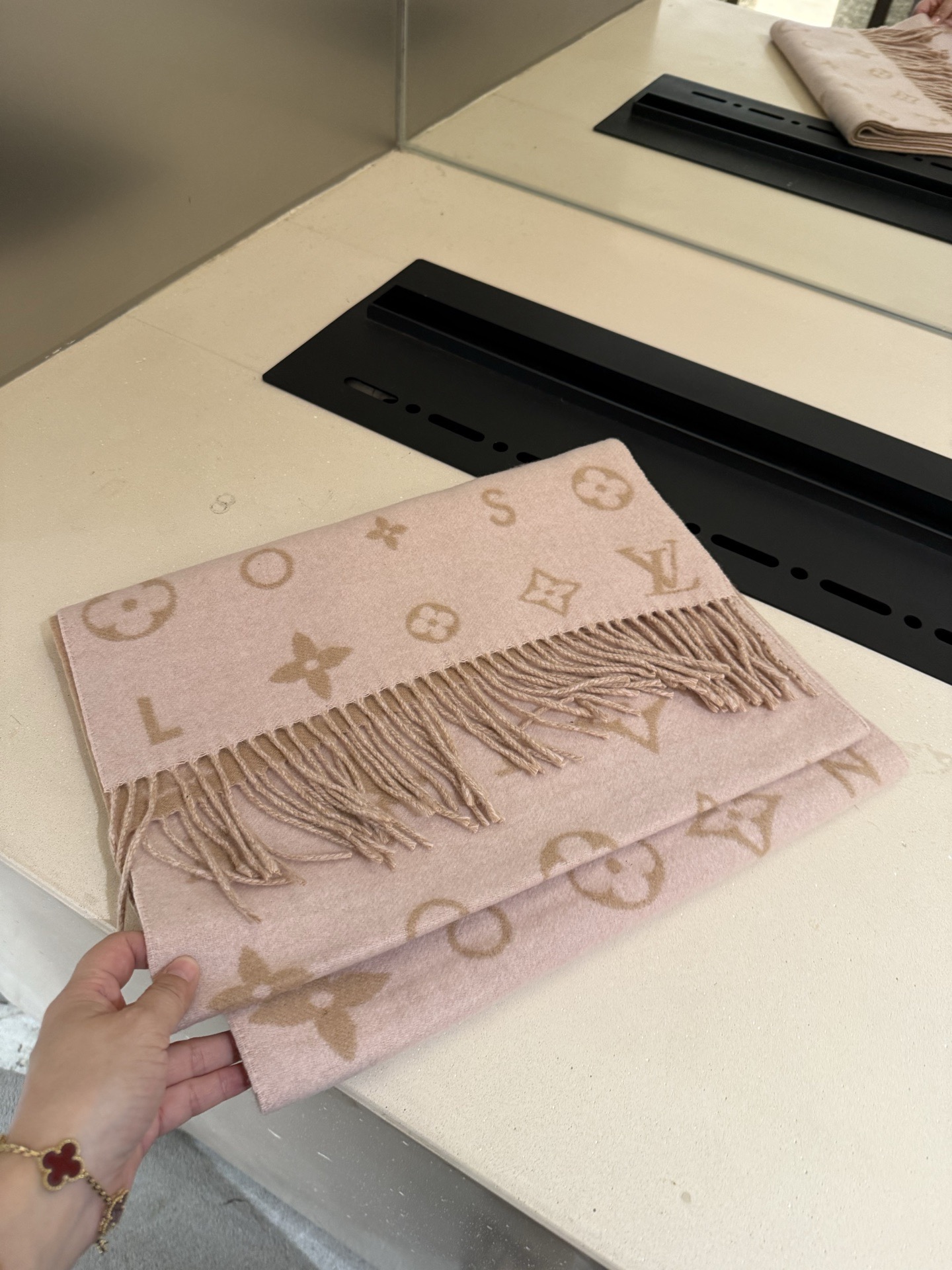 PReykjavik 2.0 围巾为柔软山羊绒标注 Monogram 花卉和 LV 字母，其间点缀品牌名