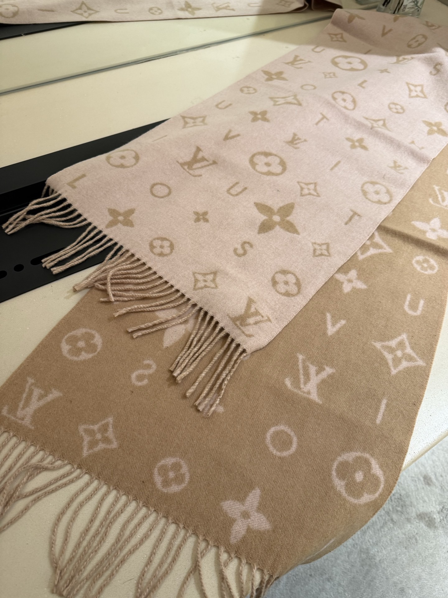 PReykjavik 2.0 围巾为柔软山羊绒标注 Monogram 花卉和 LV 字母，其间点缀品牌名