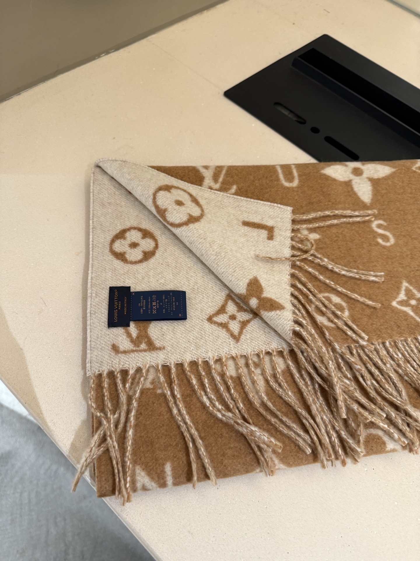 PReykjavik 2.0 围巾为柔软山羊绒标注 Monogram 花卉和 LV 字母，其间点缀品牌名