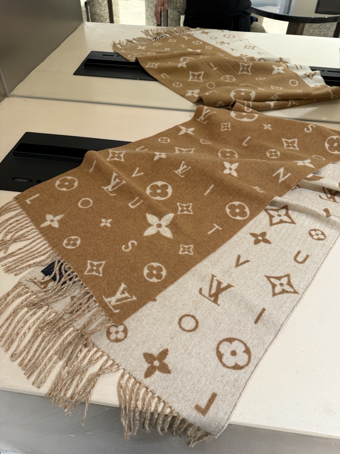 PReykjavik 2.0 围巾为柔软山羊绒标注 Monogram 花卉和 LV 字母，其间点缀品牌名